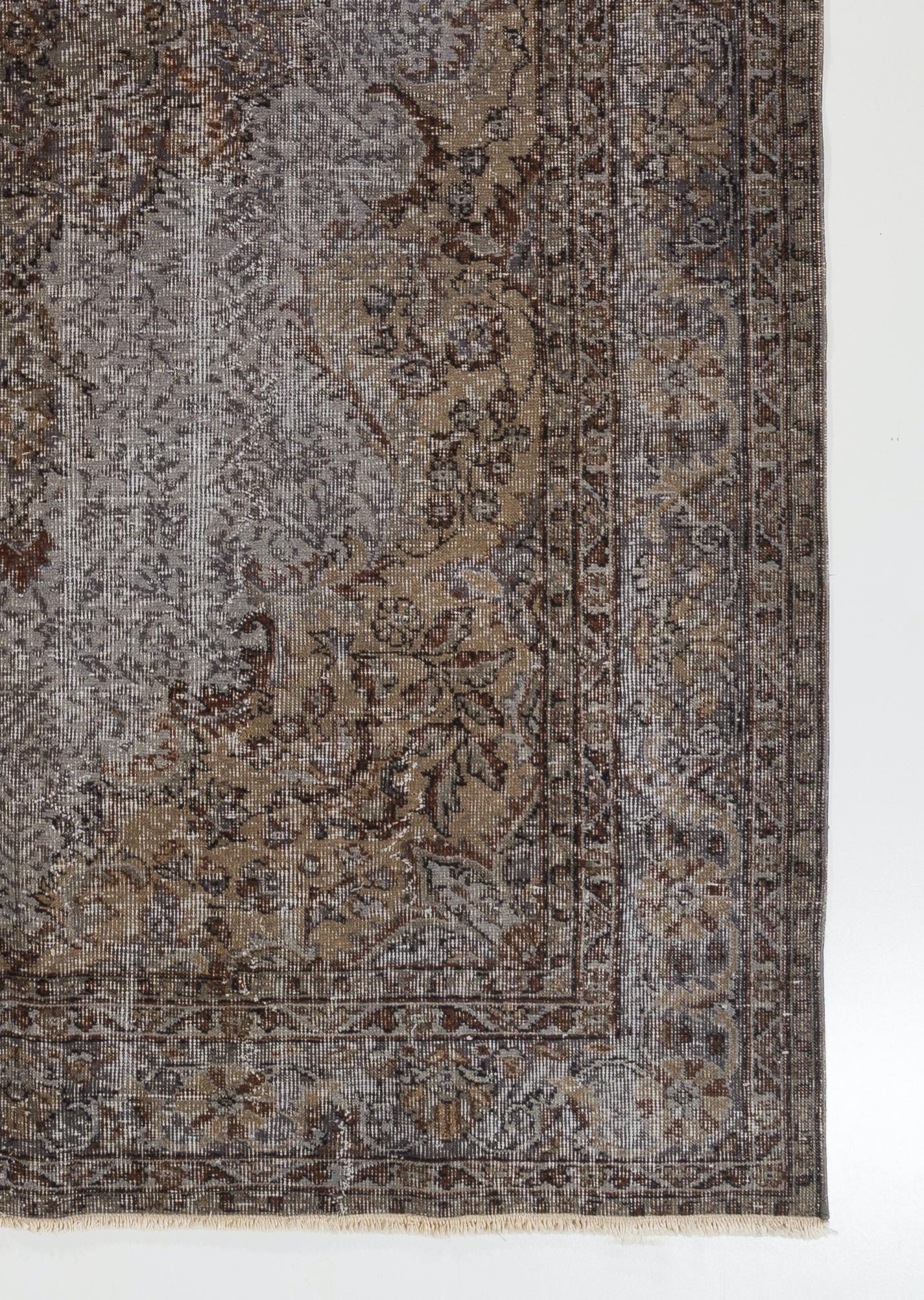 Moderno Tappeto turco vintage fatto a mano 6.7x9.8 Ft in grigio per interni contemporanei in vendita