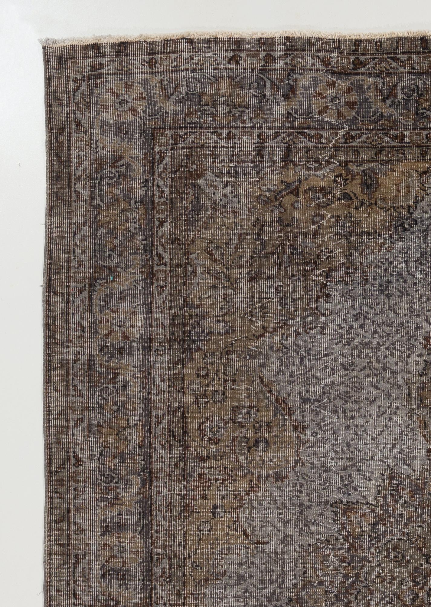 Tessuto a mano Tappeto turco vintage fatto a mano 6.7x9.8 Ft in grigio per interni contemporanei in vendita