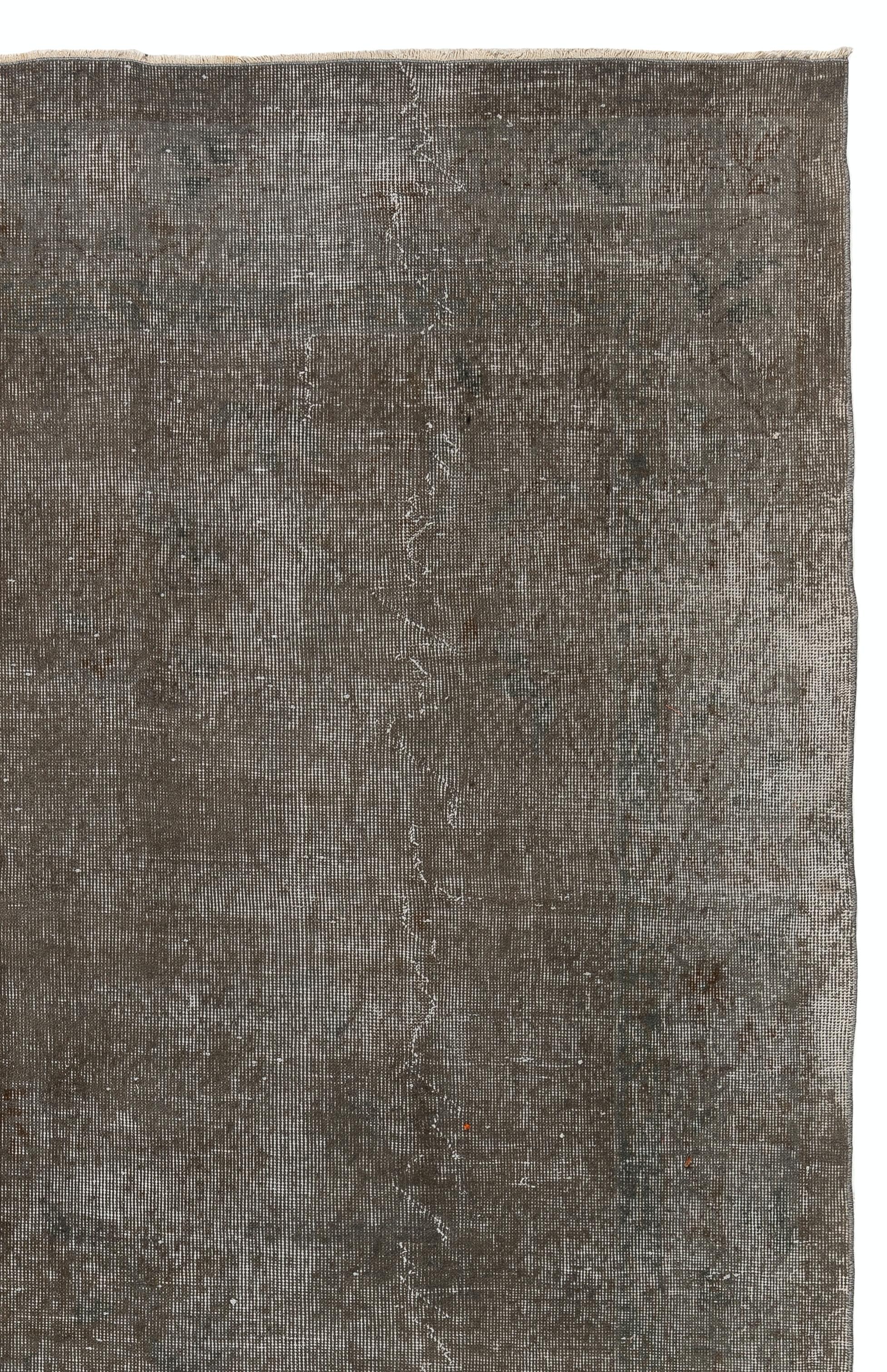 Modern 6.7x9.9 Ft Vintage Wool Area Rug in Gray for Living Room, Hand Knotted in Turkey For Sale