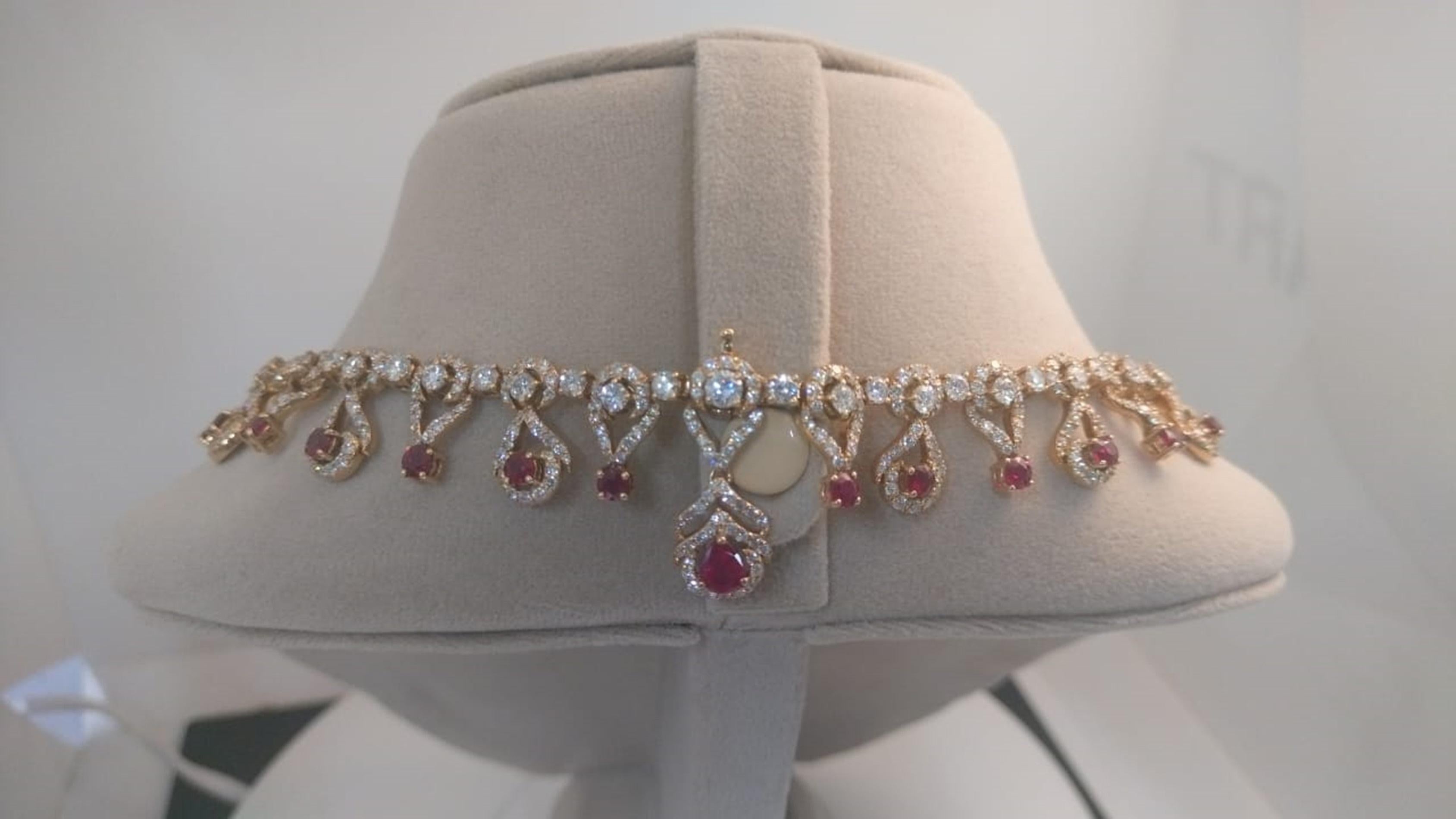 68 Karat Burma-Rubinen und Diamanten Halskette aus 18 Karat Gelbgold (Zeitgenössisch) im Angebot