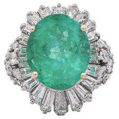 Anillo de platino con esmeralda colombiana y diamantes talla oval de 6,8 quilates
