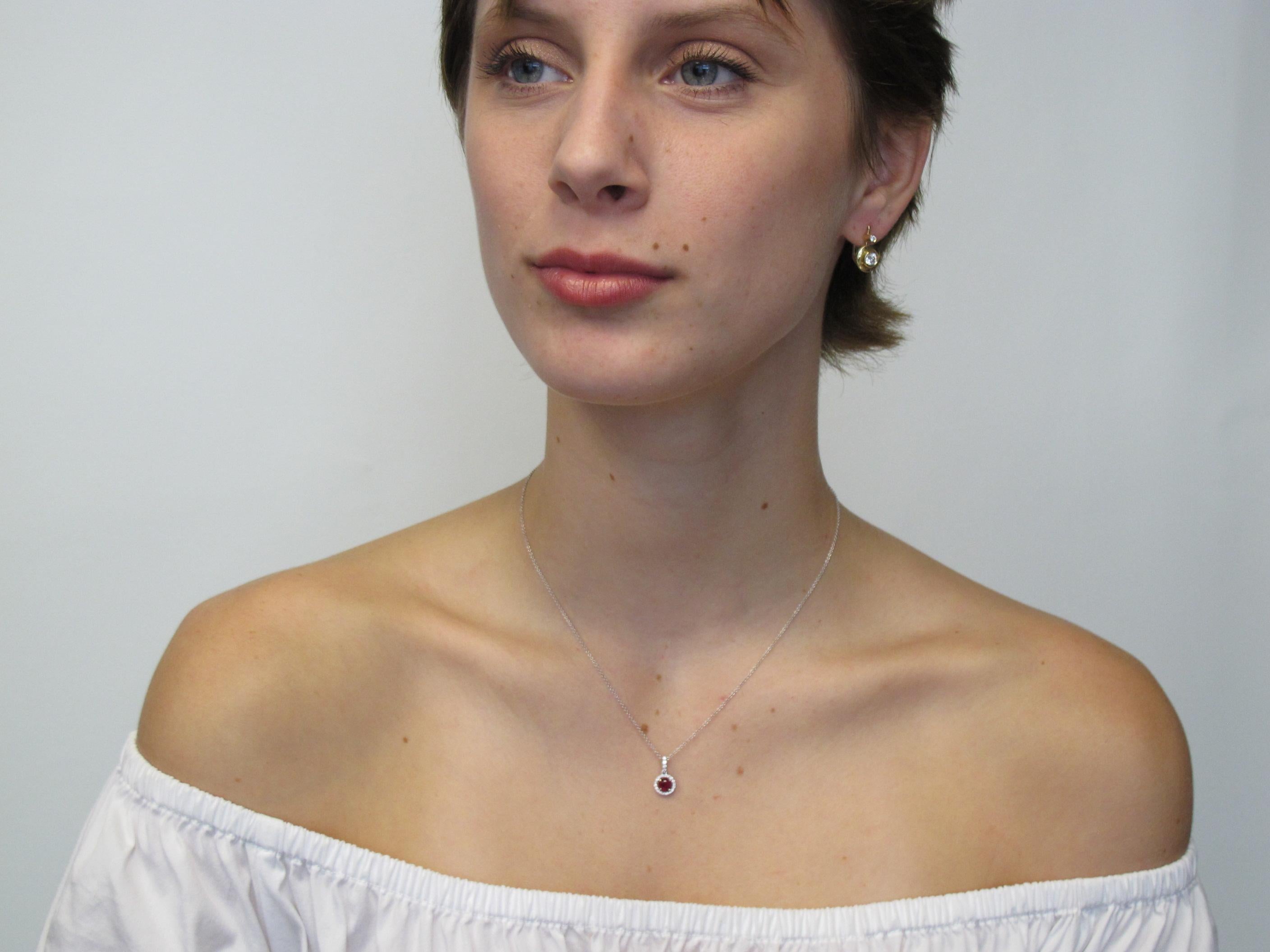 Collana aureola fluttuante in oro bianco con rubini e diamanti da .68 carati in vendita 4