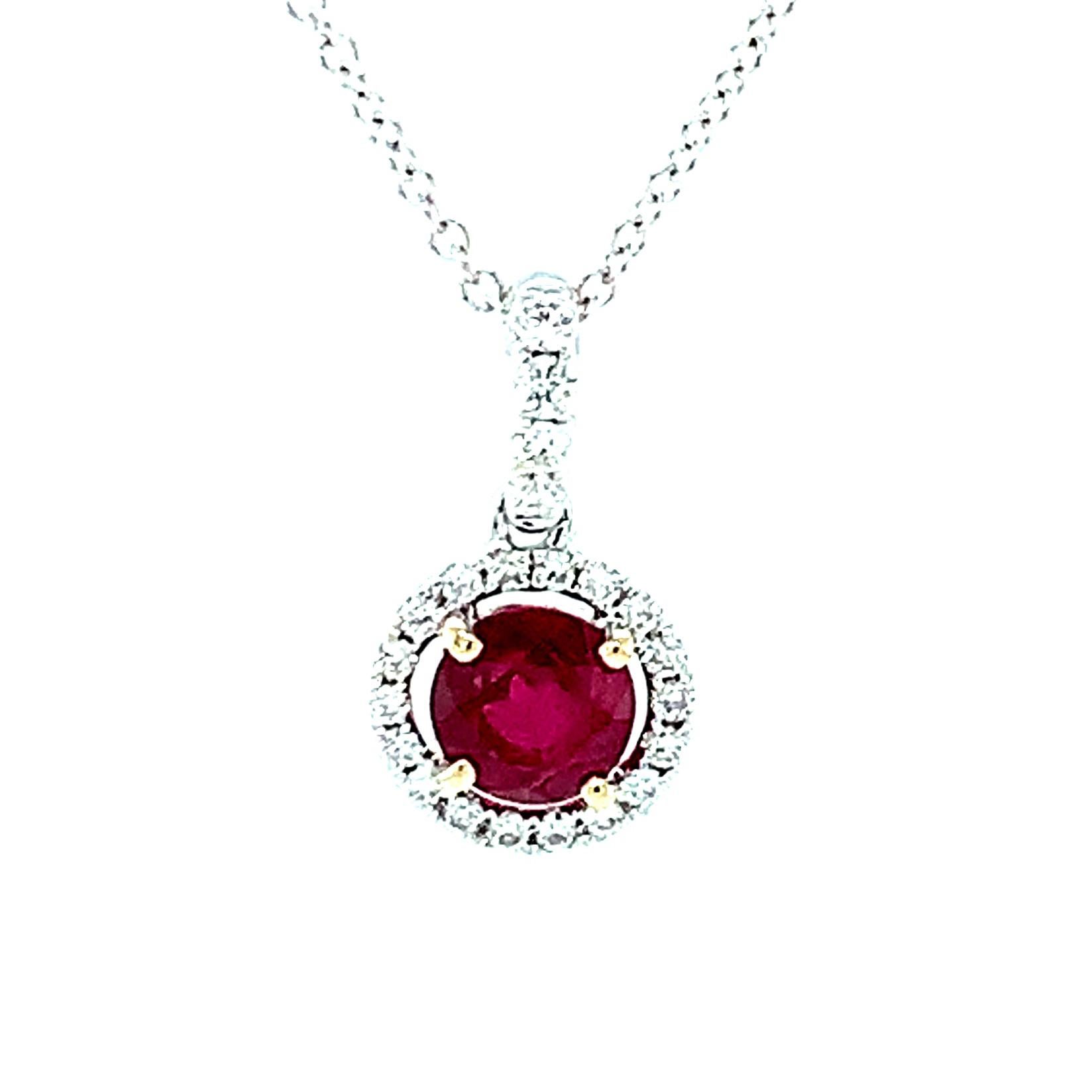 Un rubis rouge de 0,68 carat, magnifiquement vif et richement coloré, occupe le devant de la scène dans ce joli pendentif en or blanc 18k. Cette pierre précieuse classique est remarquable par elle-même, et entourée d'un halo de diamants étincelants,