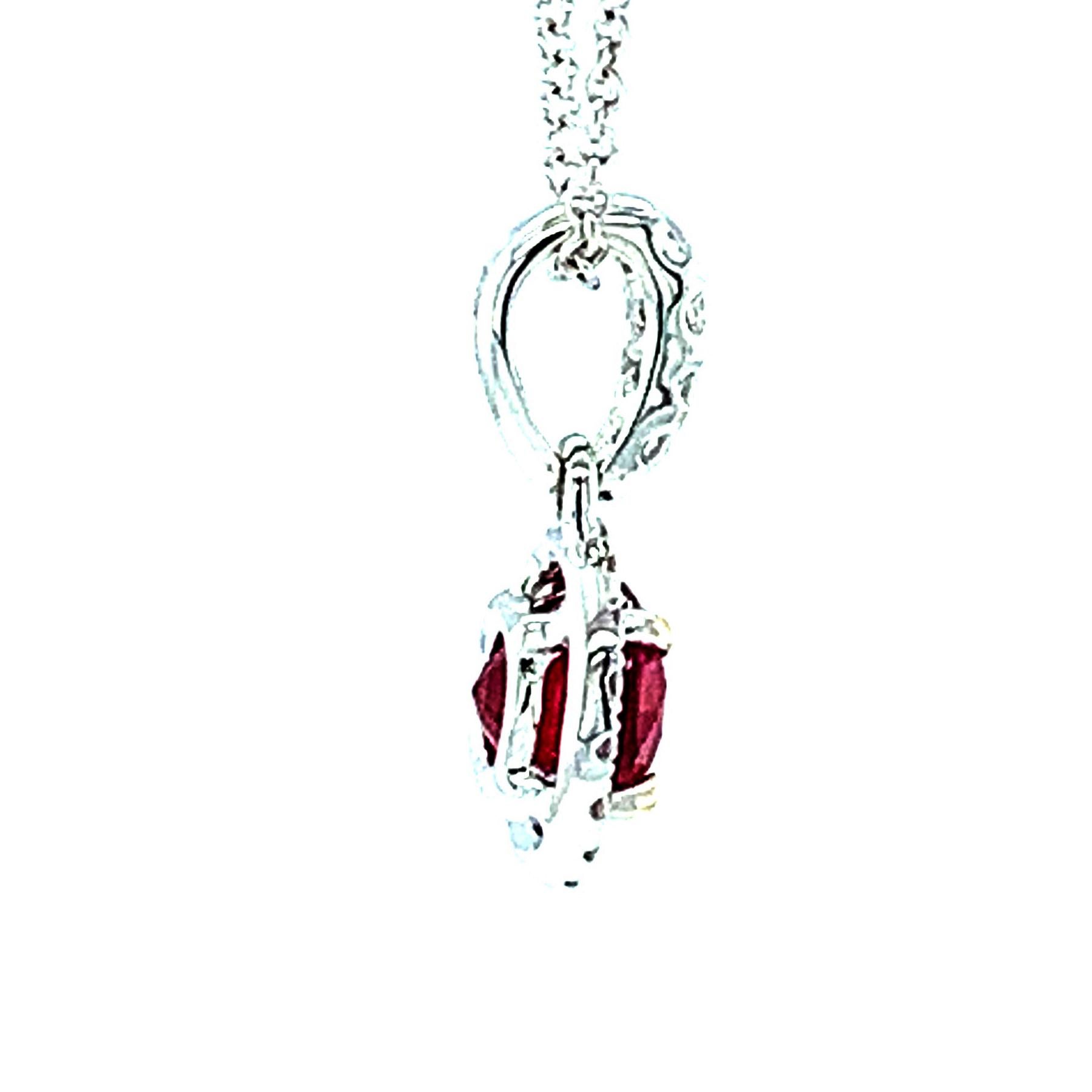 Taglio rotondo Collana aureola fluttuante in oro bianco con rubini e diamanti da .68 carati in vendita