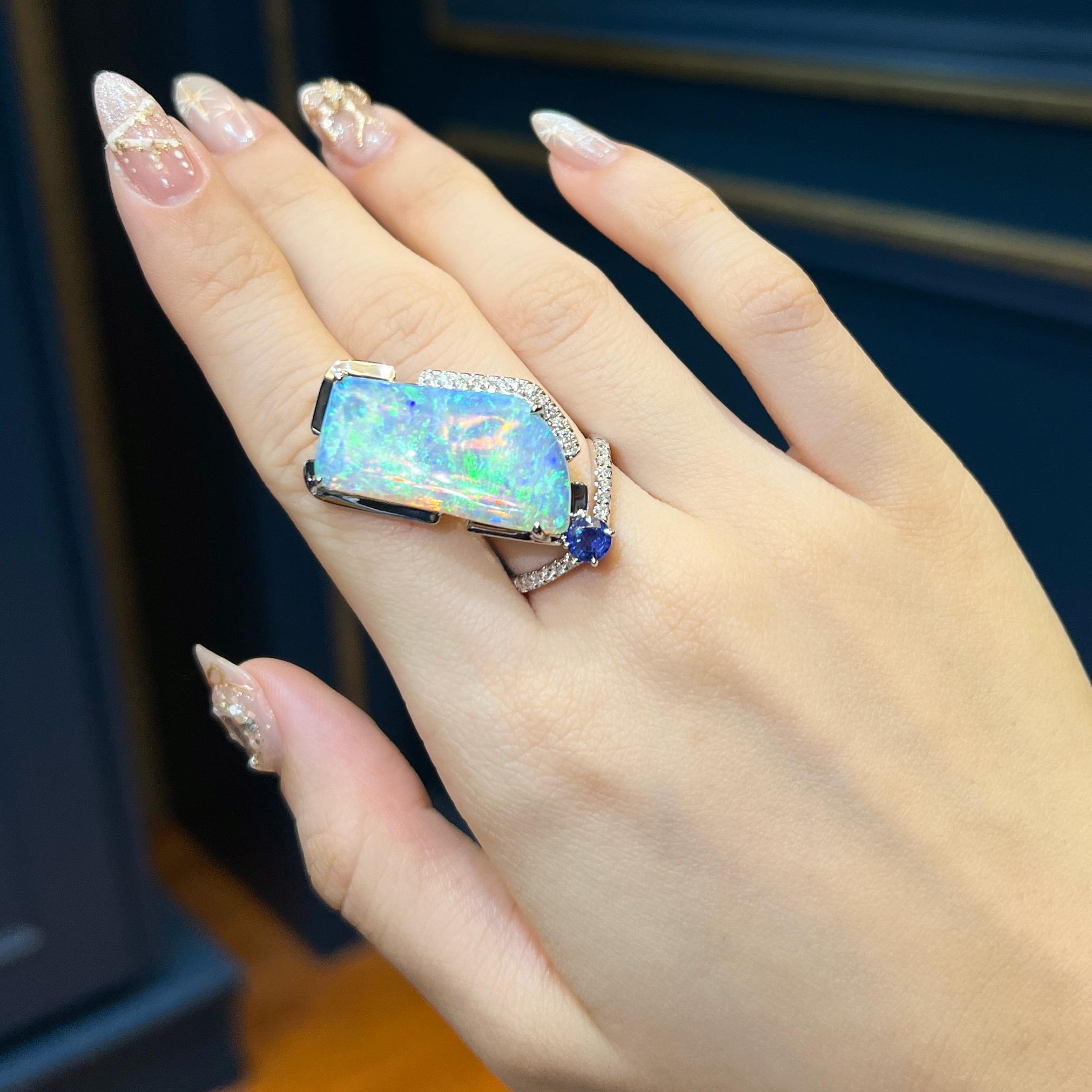 6.8 carats Australian Opal ''Head Turner'' 18K Ring With Diamond and Sapphire Unisexe en vente