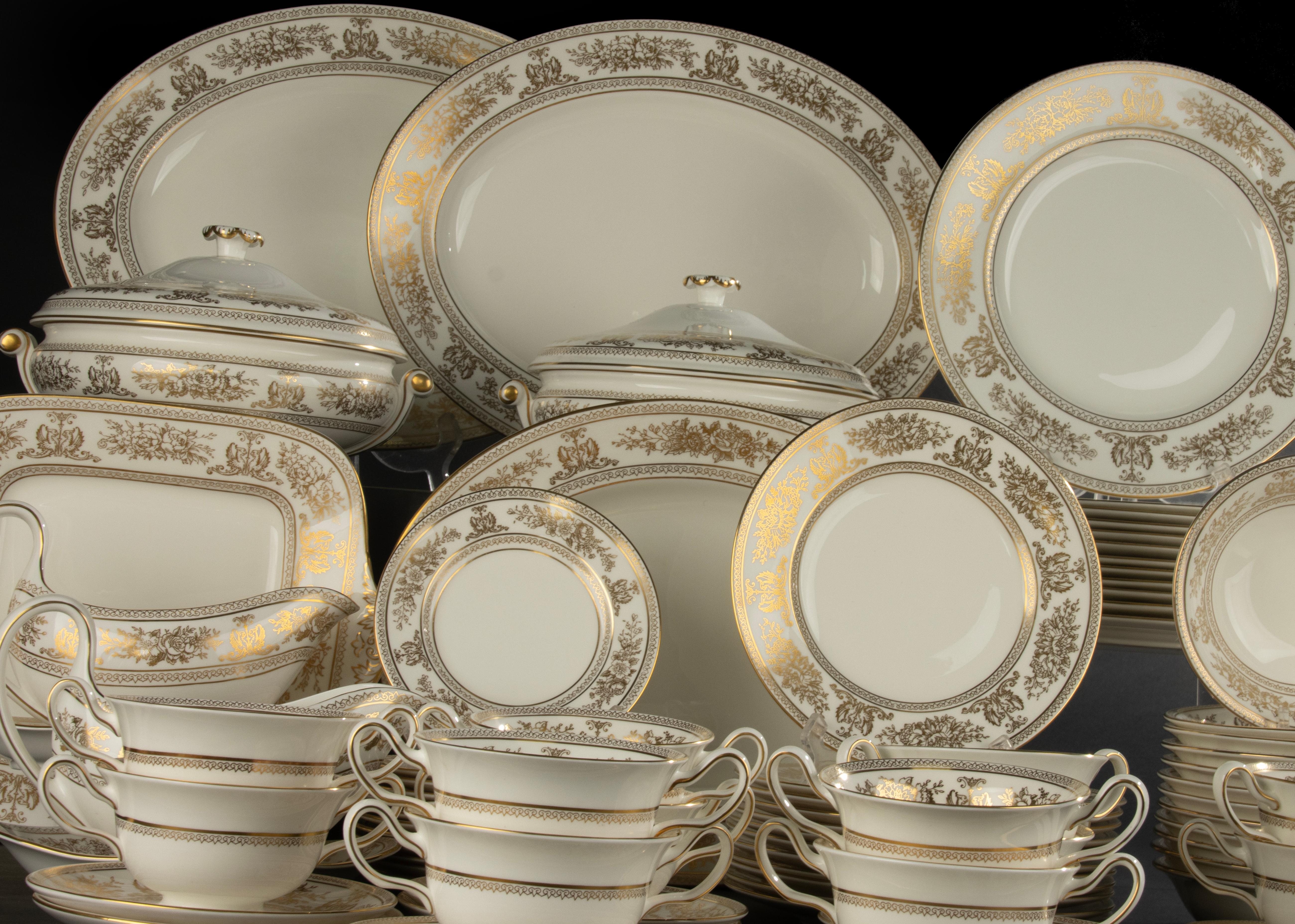 Servizio da tavola da 68 pezzi - Wedgwood - Columbia Gold - Completo per 12 persone in vendita 3