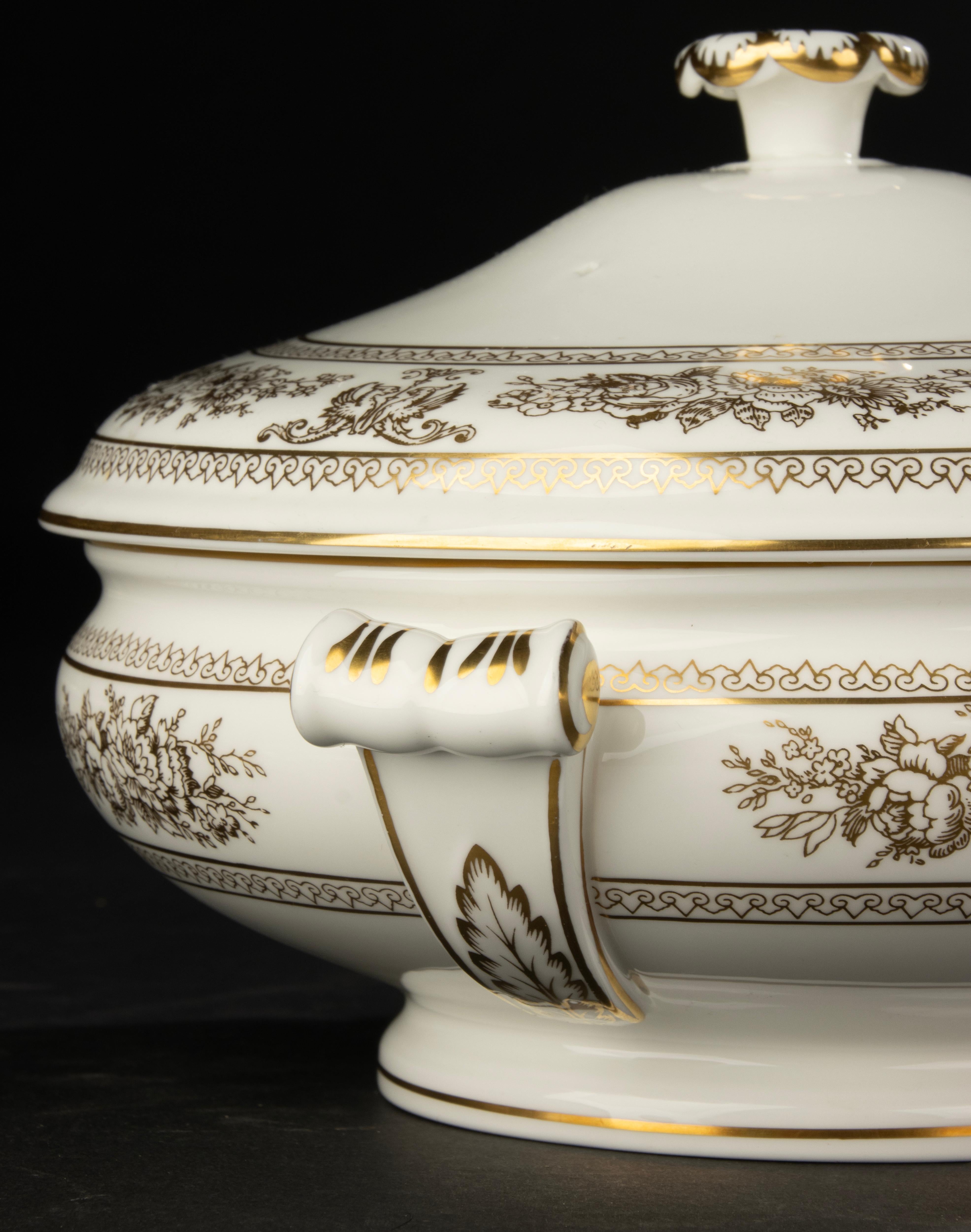 Servizio da tavola da 68 pezzi - Wedgwood - Columbia Gold - Completo per 12 persone in vendita 11