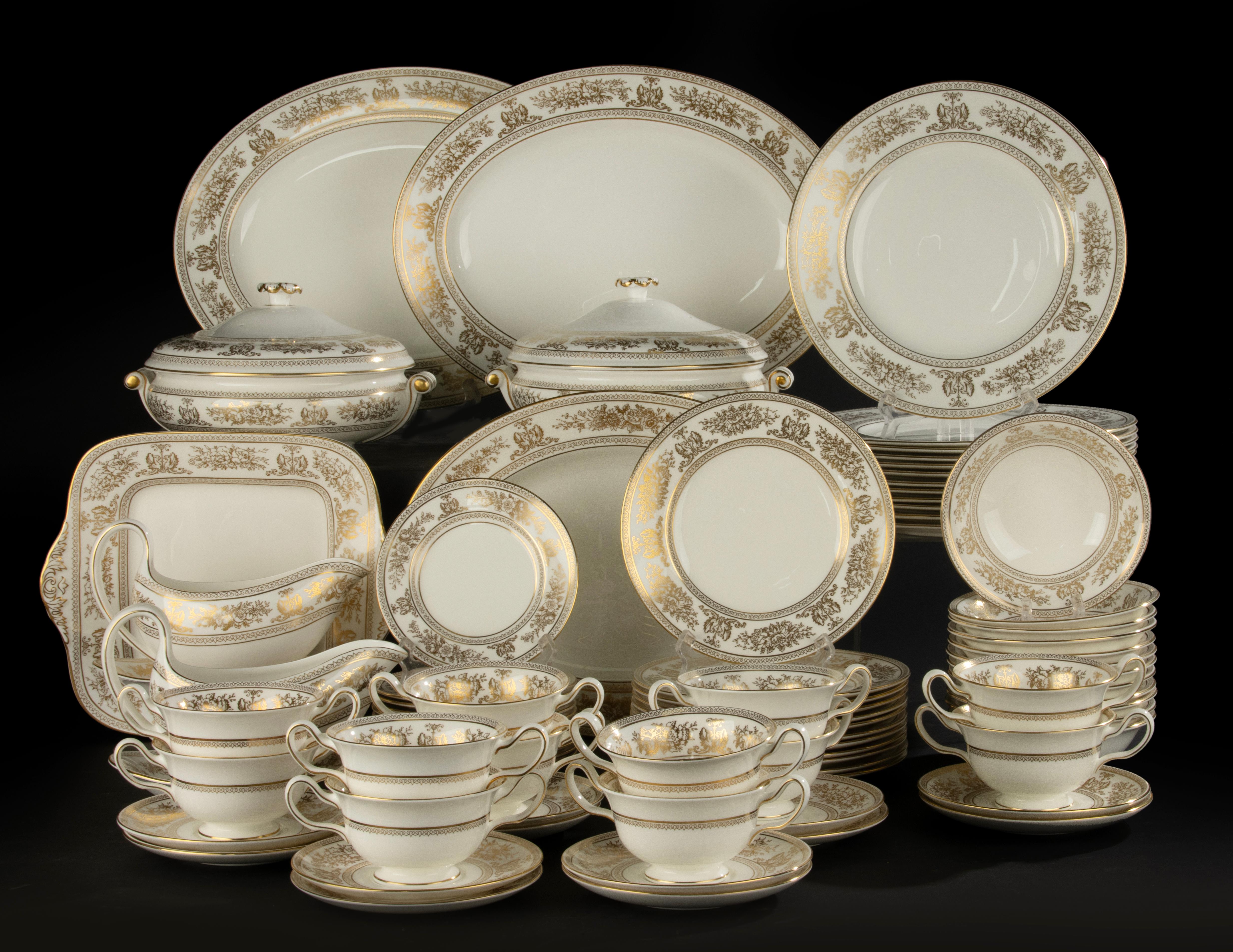 Un bellissimo servizio da tavola in porcellana, realizzato dal marchio inglese Wedgwood, della serie Columbia Gold.
Questo servizio è stato prodotto da Wedgwood dal 1964 al 1979.
Questo set completo serve 12 persone ed è in ottime condizioni; sembra