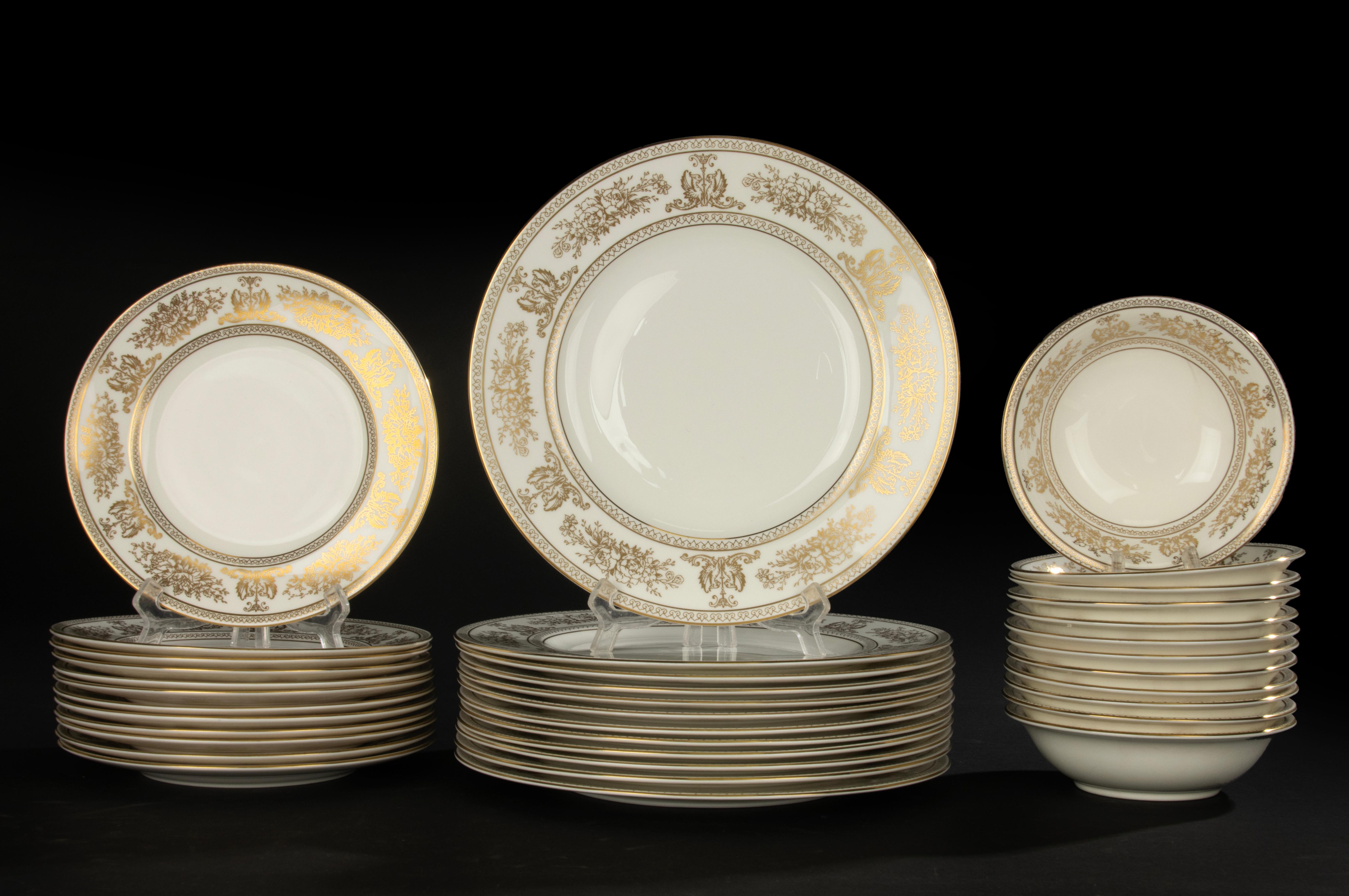 Neoclassico Servizio da tavola da 68 pezzi - Wedgwood - Columbia Gold - Completo per 12 persone in vendita
