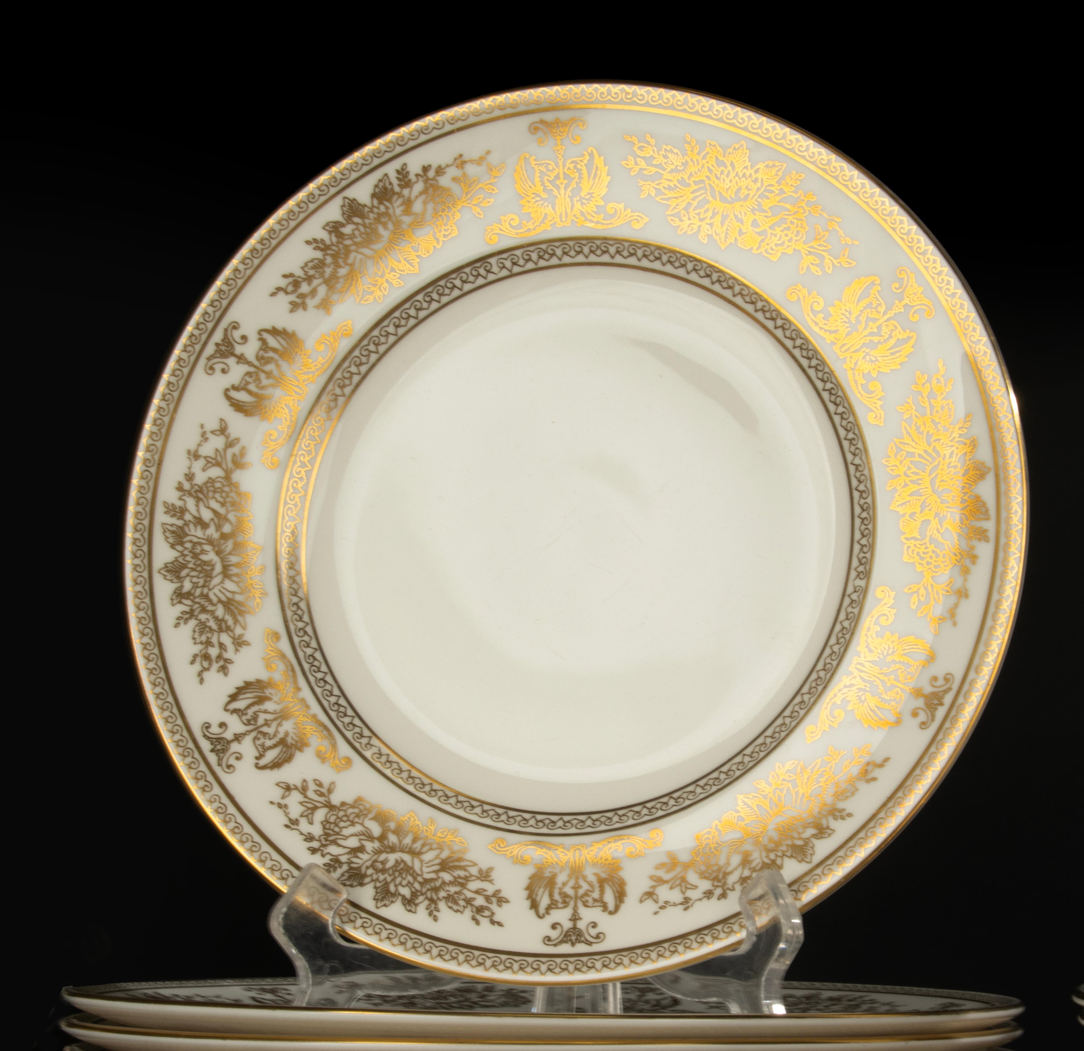 Inglese Servizio da tavola da 68 pezzi - Wedgwood - Columbia Gold - Completo per 12 persone in vendita