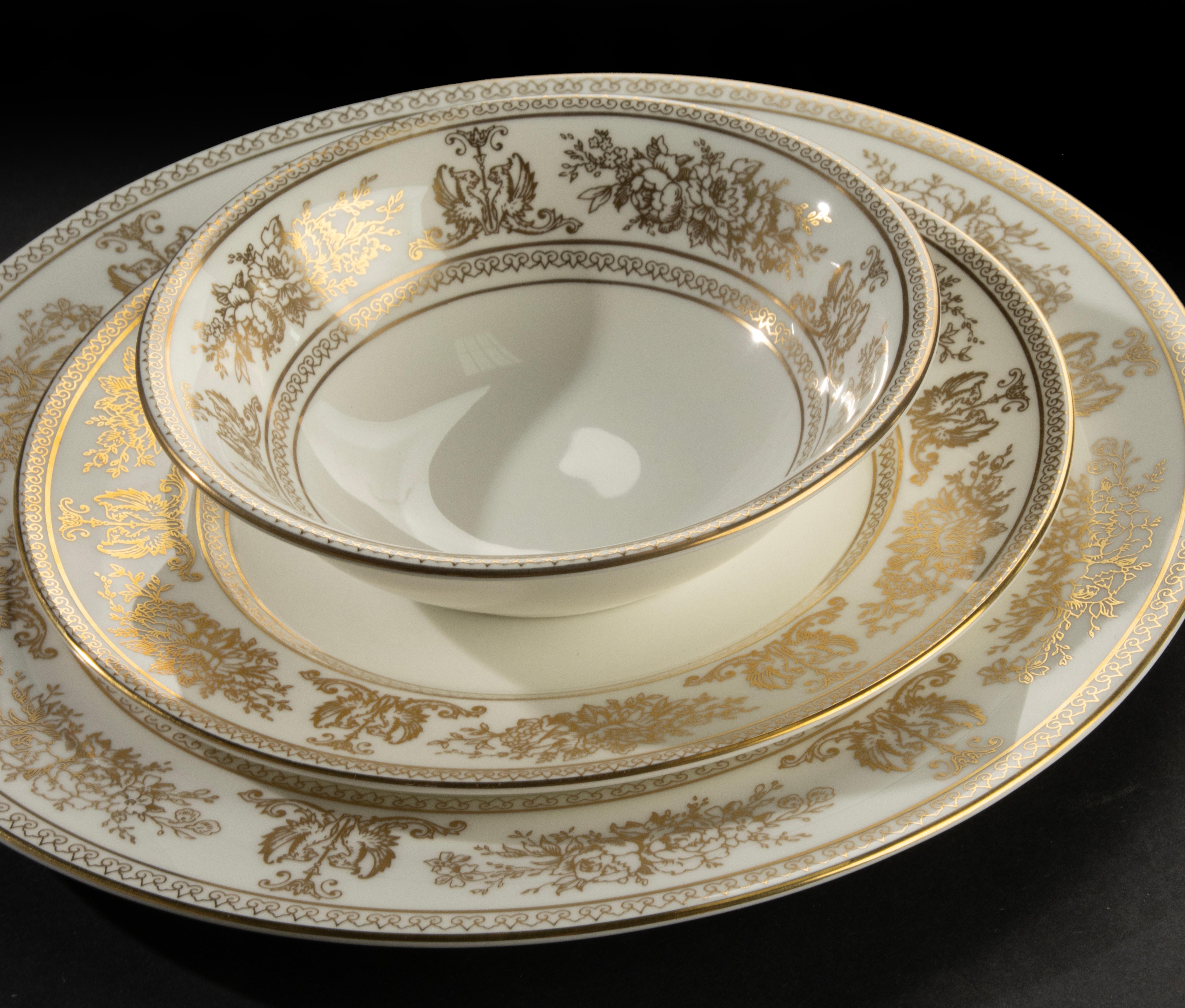 Metà XX secolo Servizio da tavola da 68 pezzi - Wedgwood - Columbia Gold - Completo per 12 persone in vendita