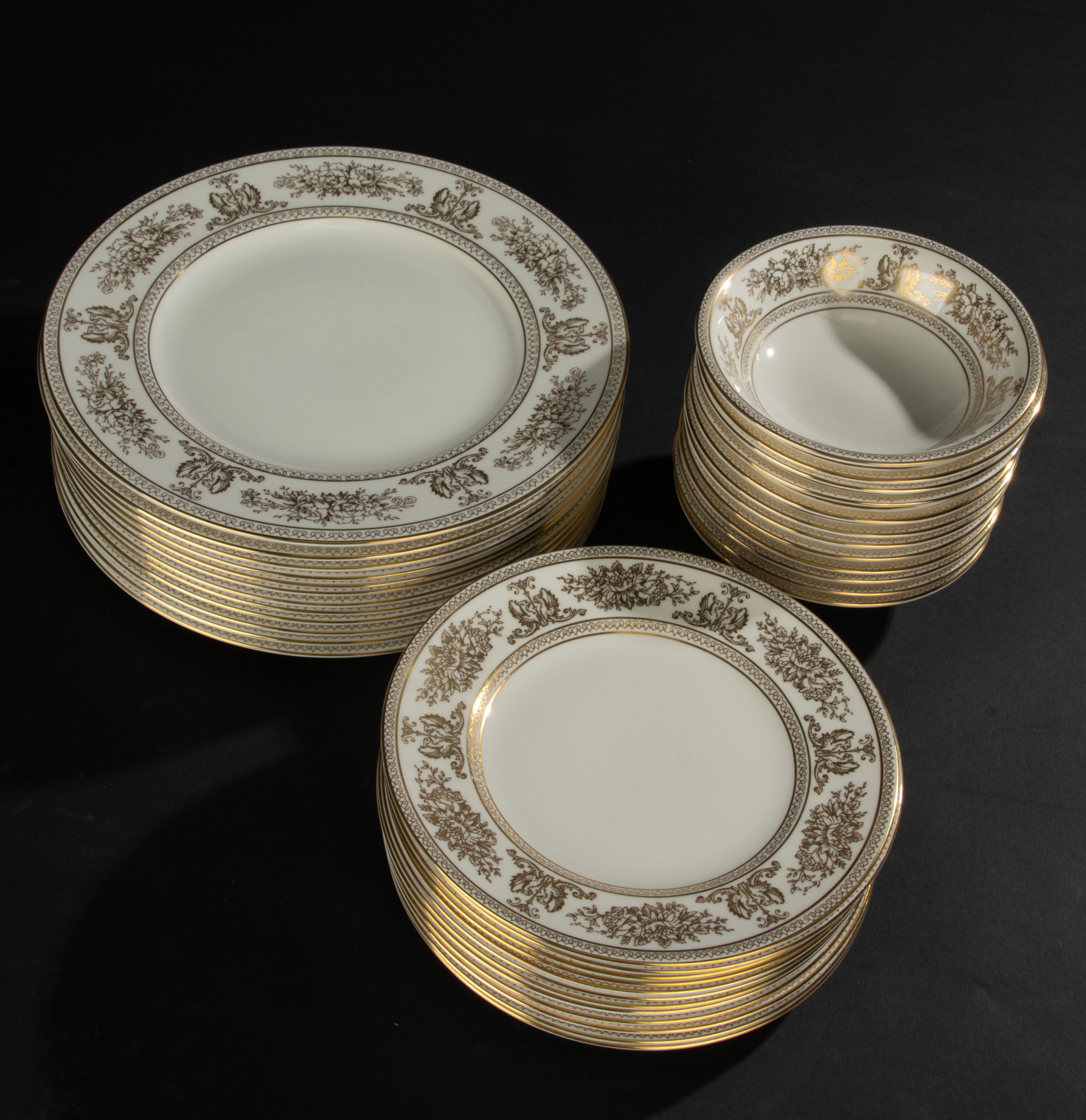 Porcellana Servizio da tavola da 68 pezzi - Wedgwood - Columbia Gold - Completo per 12 persone in vendita