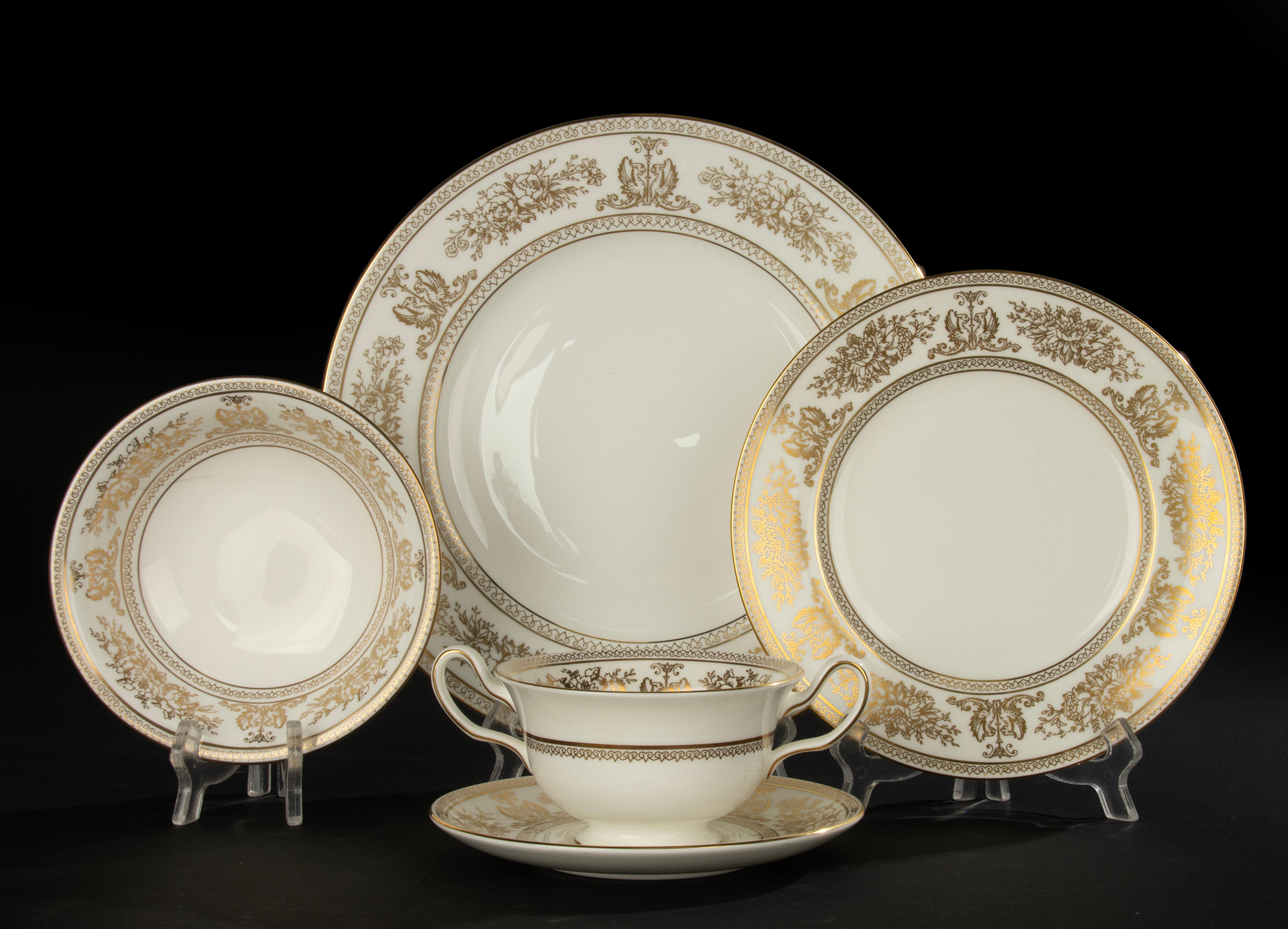 Servizio da tavola da 68 pezzi - Wedgwood - Columbia Gold - Completo per 12 persone in vendita 1