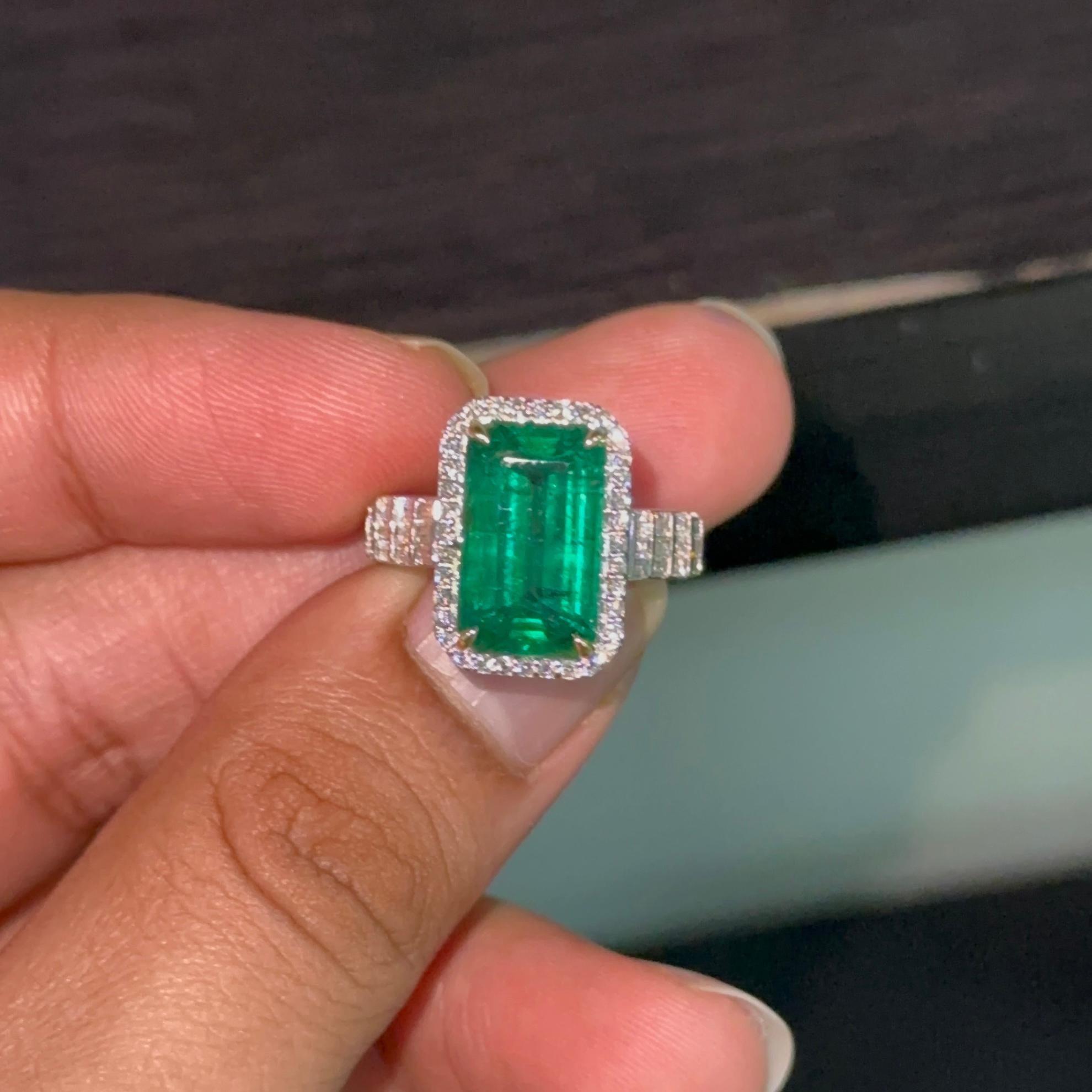 Lebendig, elegant und wunderschön gearbeitet - dieser 6,80 Karat Smaragd-Cocktailring ist ein beeindruckender Ausdruck von Luxus und raffiniertem Design.
Der in 7,16 Gramm poliertem 18-karätigem Weißgold gefasste Smaragd in der Mitte leuchtet in