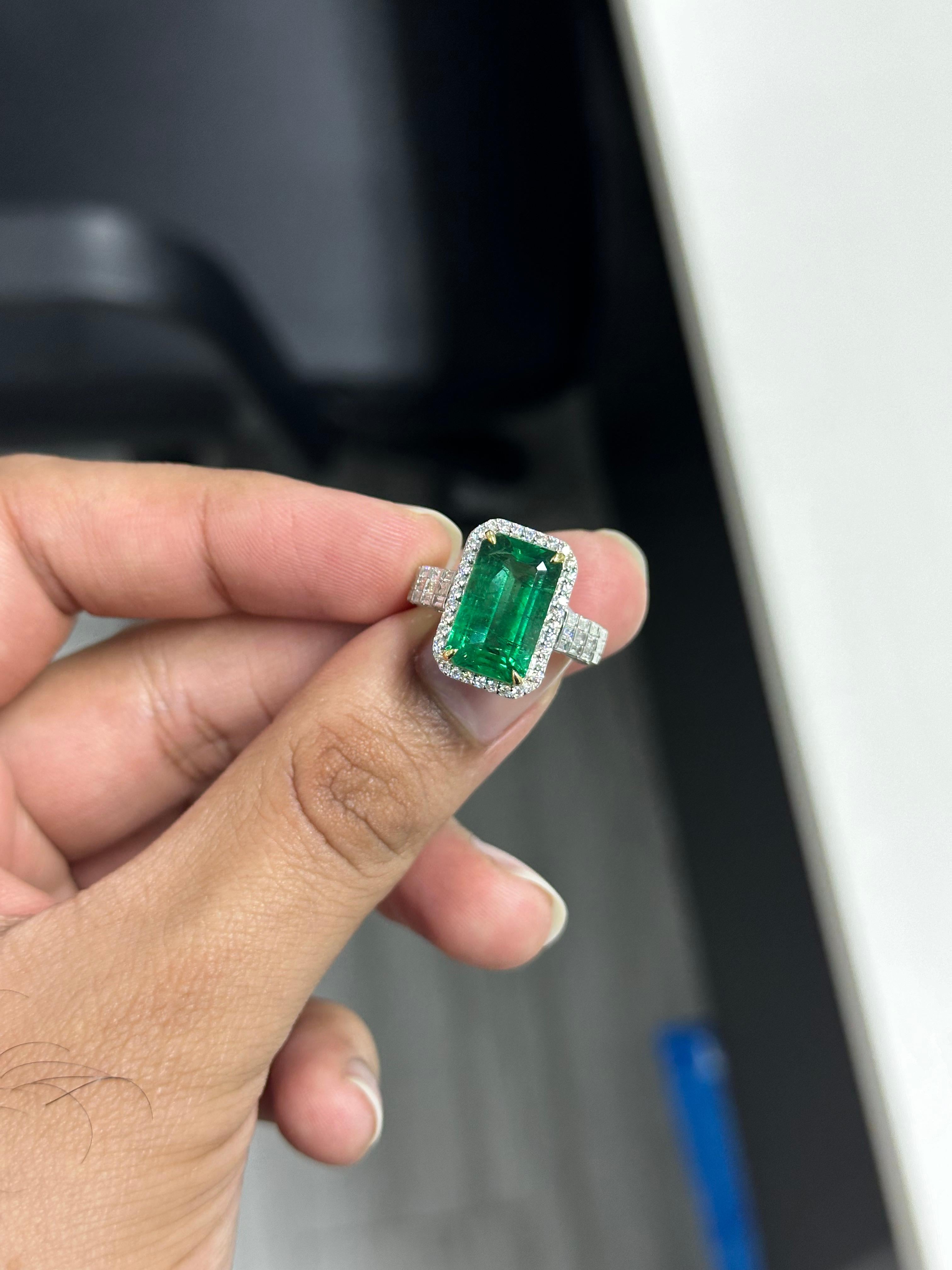 6,80 Karat Cocktail Smaragd Ring aus 18K Weißgold (Art déco) im Angebot