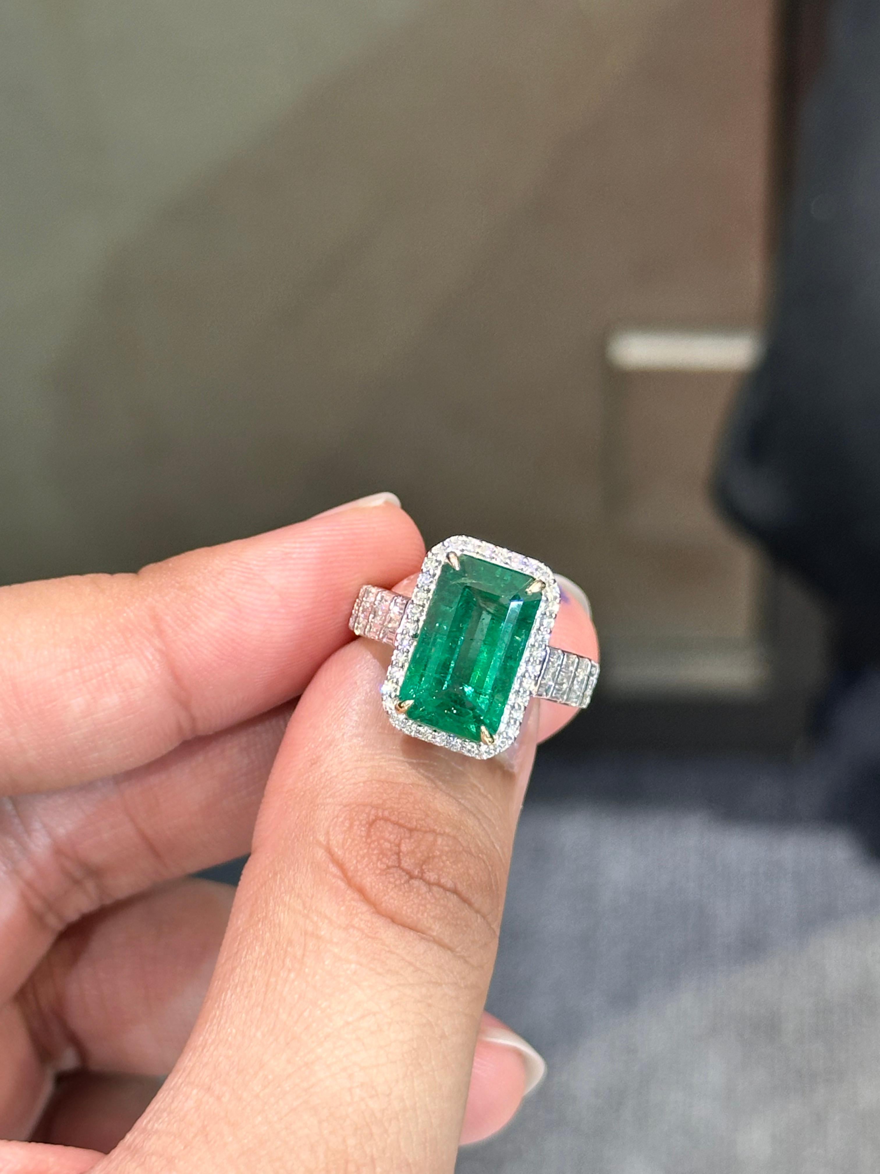 6,80 Karat Cocktail Smaragd Ring aus 18K Weißgold (Smaragdschliff) im Angebot