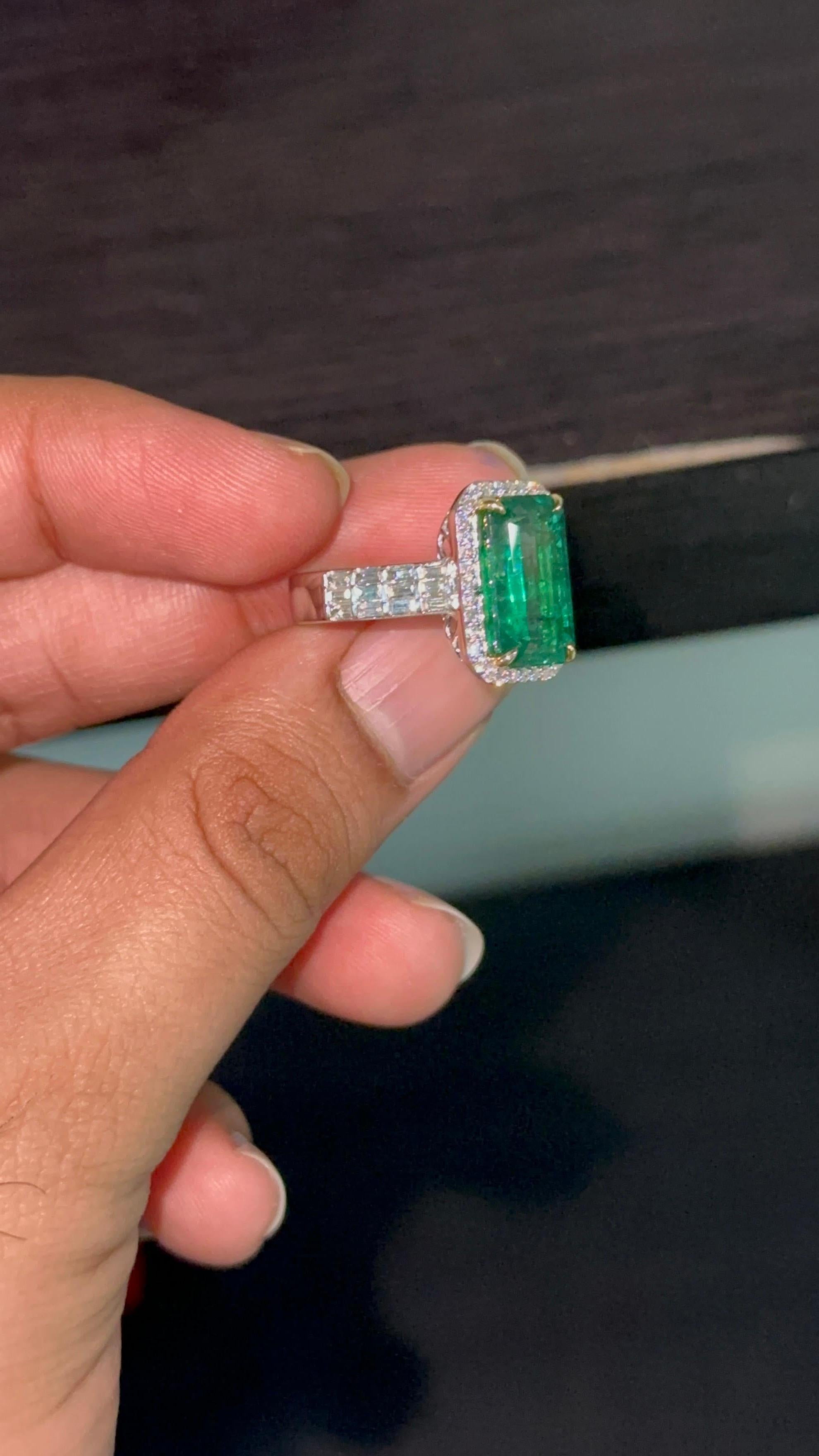 Anello con smeraldo da cocktail da 6,80 carati in oro bianco 18K In condizioni Nuovo in vendita a Bangkok, TH
