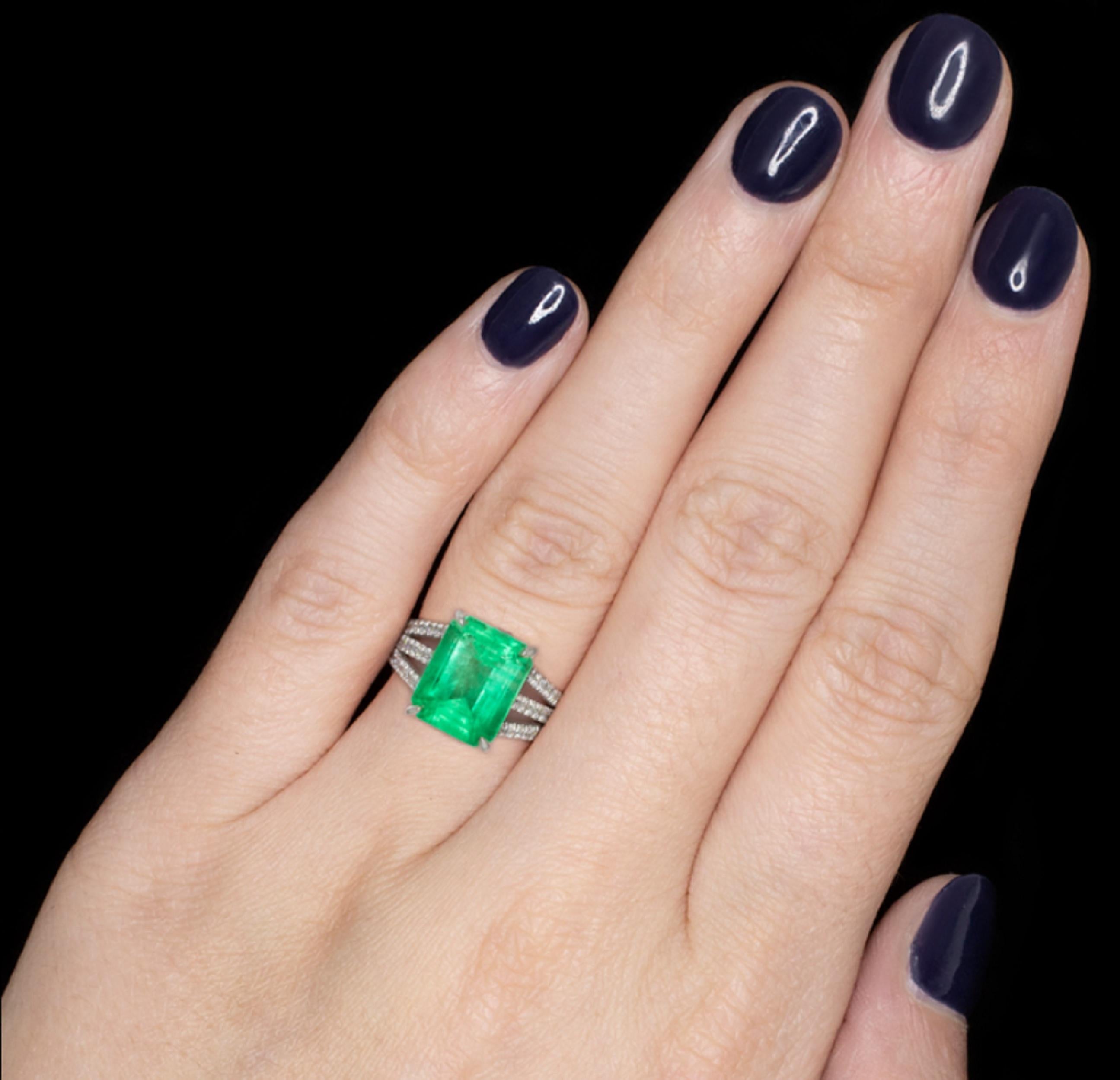 6.80 Carat Natural Green Emerald Diamond Solitaire Ring In New Condition In Rome, IT