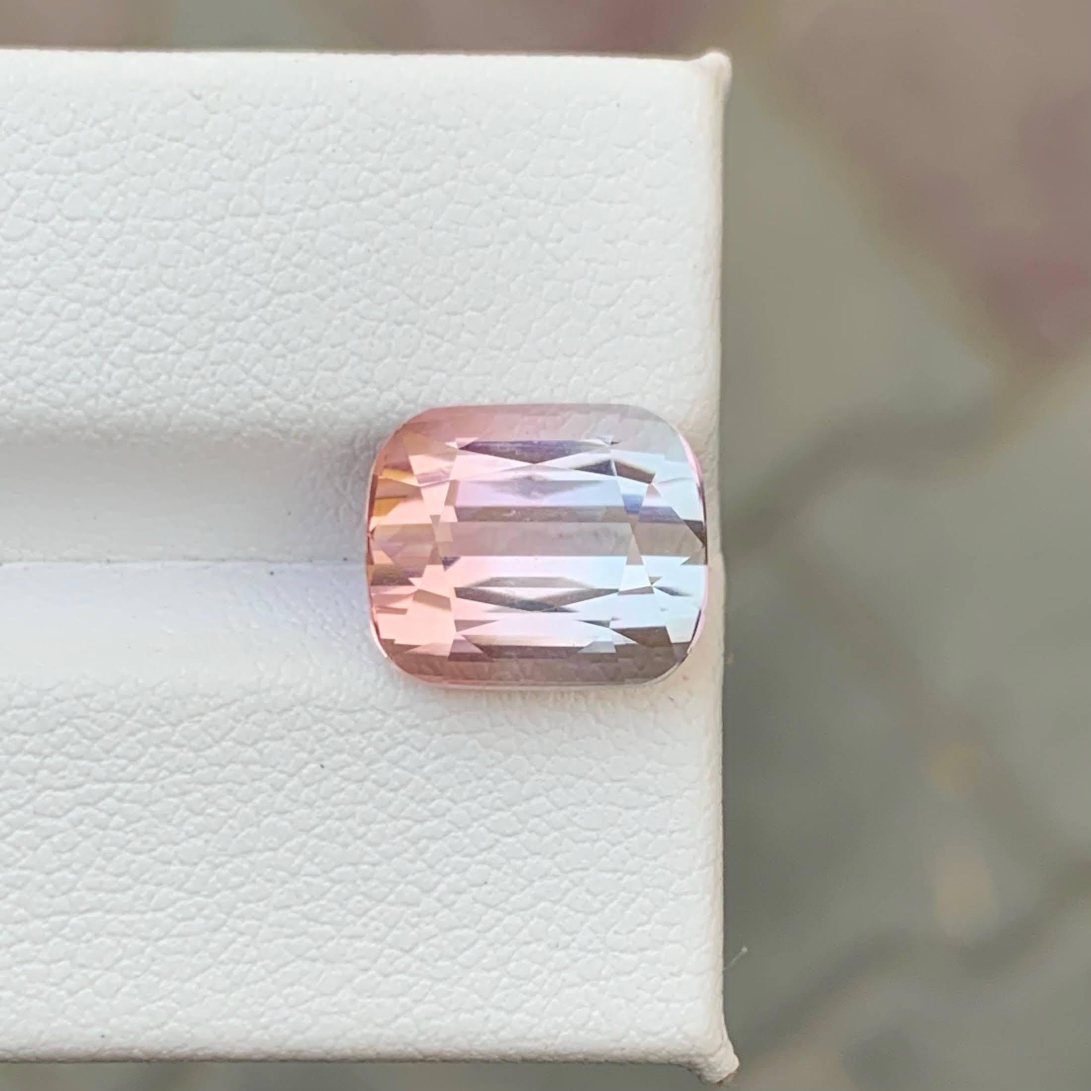 Poids 6,80 carats 
Dimensions 11.2x9.5x7.8mm
Traitement Aucun
Origine afghane 
Clarté VVS 
Forme Coupe Coussin 





Découvrez la beauté de cette tourmaline bicolore naturelle de 6,80 carats, taillée en coussin pour mettre en valeur sa brillance, sa