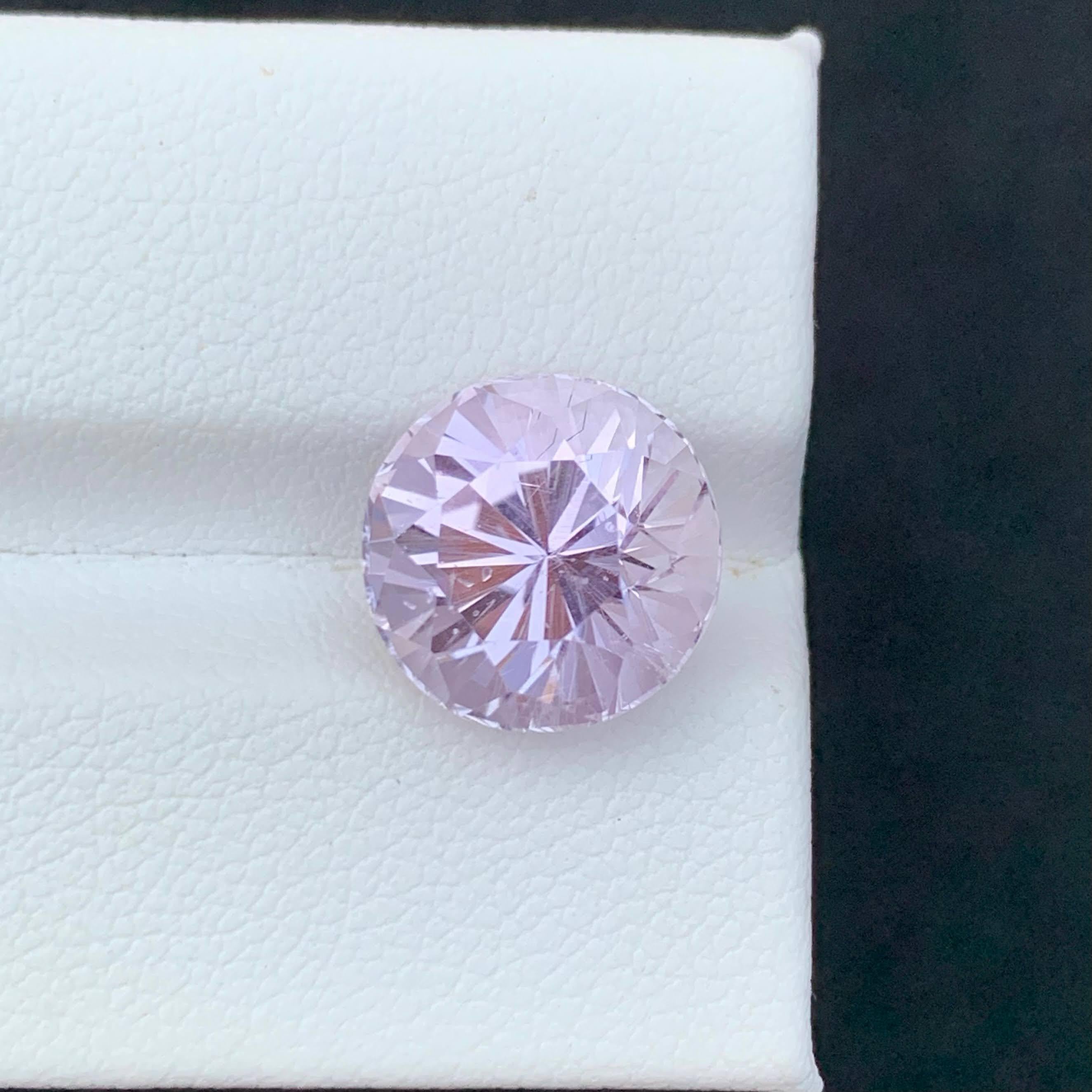 Peso 6,80 quilates 
Dimensiones 11,3x11,3x9,1 mm
Tratamiento Ninguno 
Origen Afgano 
Claridad VVS 
Forma Corte Redondo 





Esta Morganita Rosa Suelta Natural de 6,80 quilates es una gema exquisita, bellamente tallada en una talla redonda que