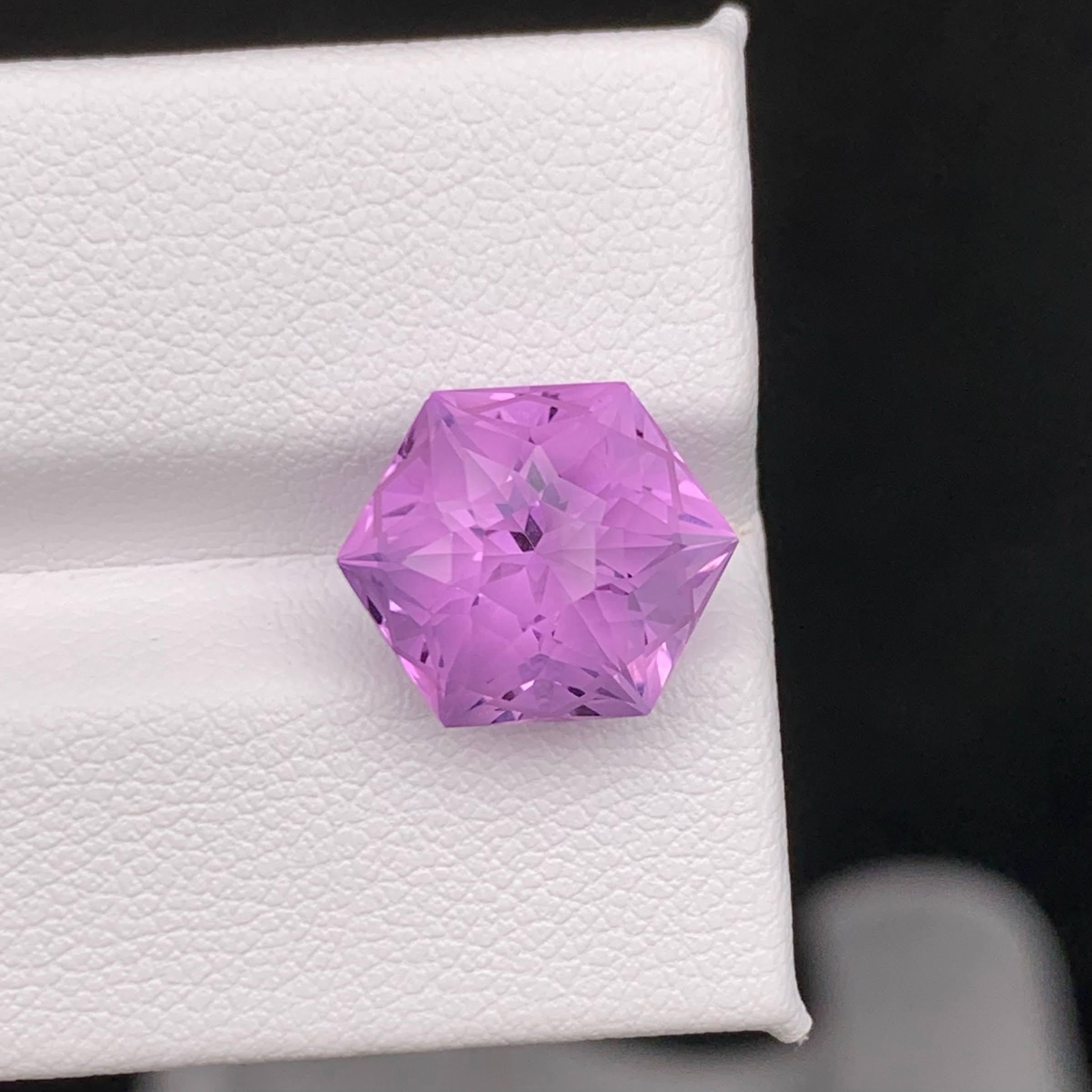 Poids 6,80 carats 
Dimensions 12.3x11.3x9.8mm
Traitement Aucun 
Origine Afrique 
Clarté VVS 
Forme Coupe Hexagone



L'améthyste violette naturelle en vrac de 6,80 carats est une pierre précieuse remarquable, dont la taille hexagonale rare met