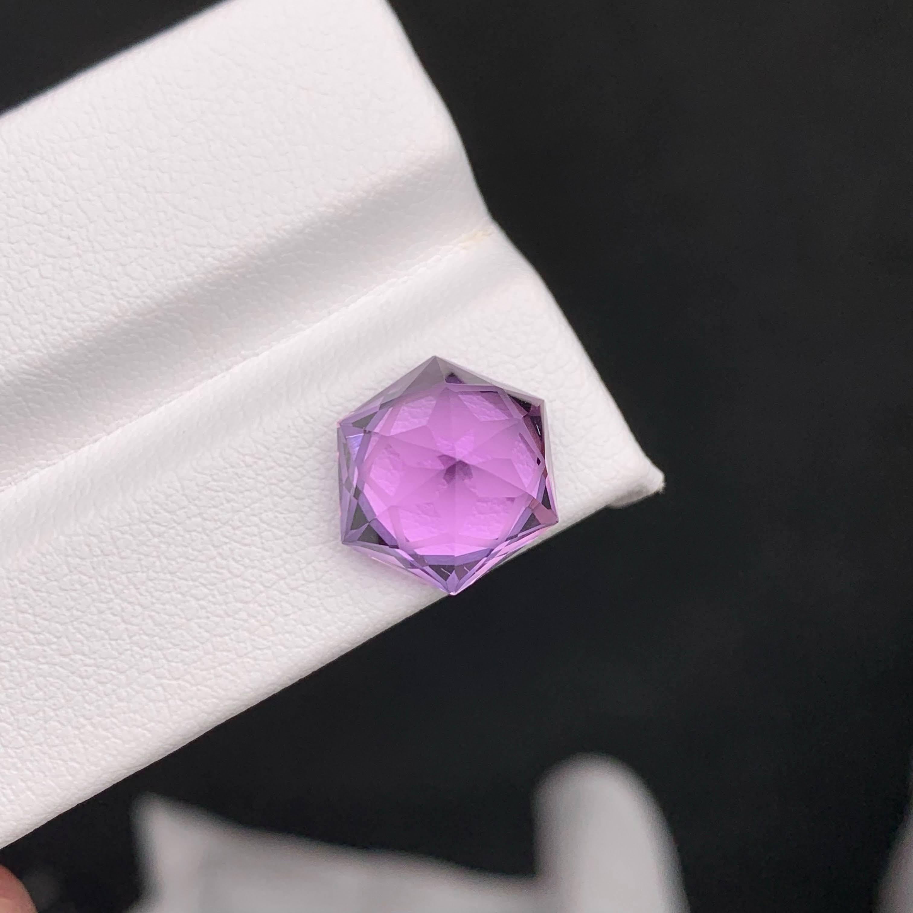 Moderne 6.80 Carat Natural Loose Purple Amethyst Stone Hexagonal Cut African Gemstone (Améthyste violette en vrac, taille hexagonale) en vente