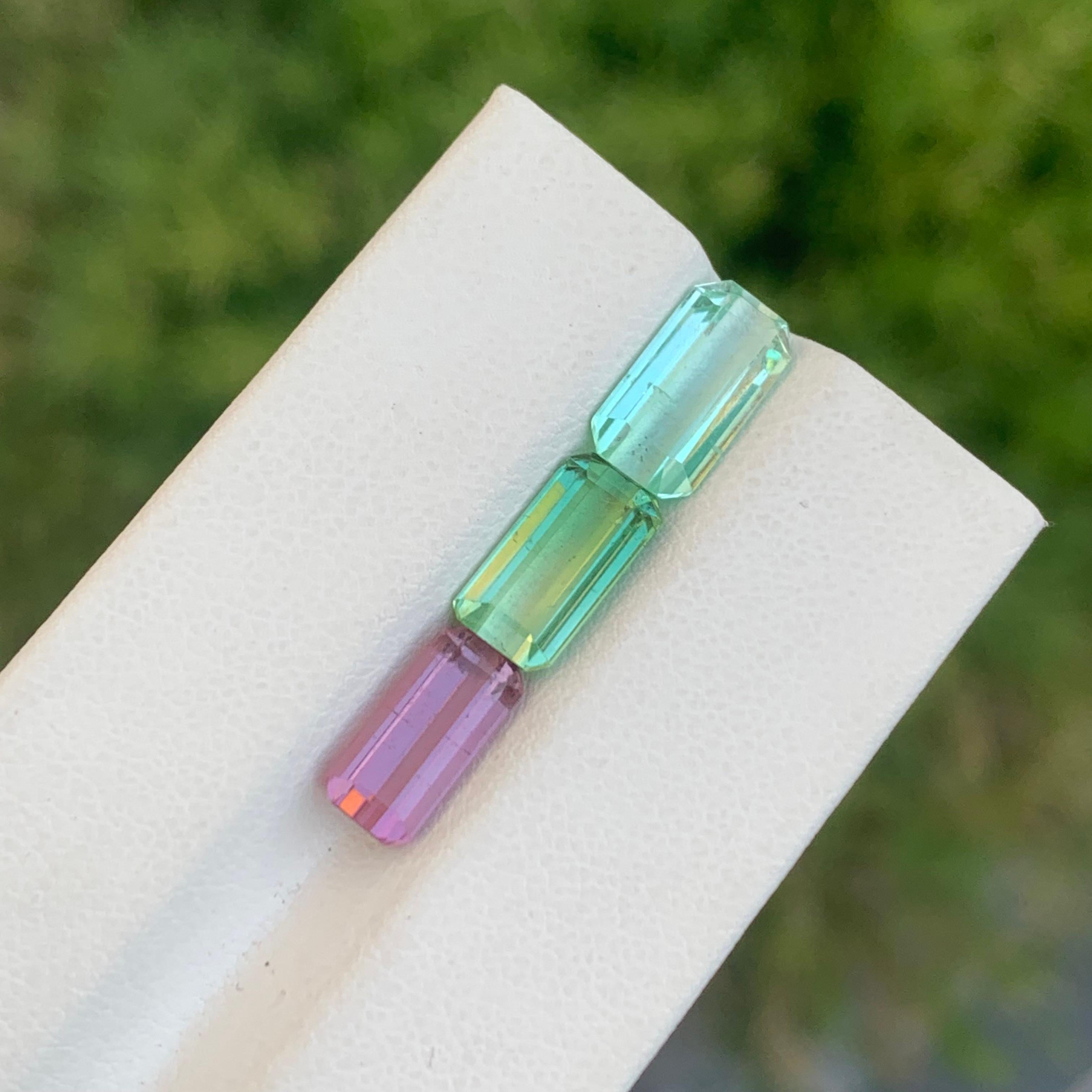 Set de tourmaline en vrac 

Poids : 6,80 carats
Tailles : Vert Menthe : 2.30 Carat 
           Vert : 2,40 carats 
           Rose : 2,05 carats 
Couleur : Vert menthe, vert et rose 
Origine : Afghanistan
Certificat : Sur demande
Traitement :