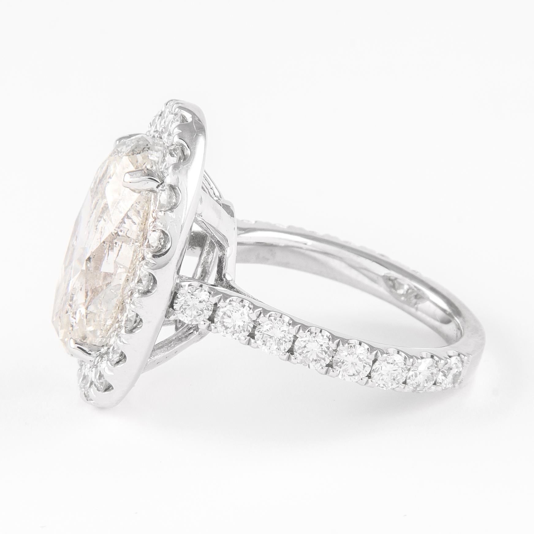 Alexander Verlobungsring aus Weißgold mit 6,80 Karat ovalem DI-Diamant und Halo  (Ovalschliff) im Angebot