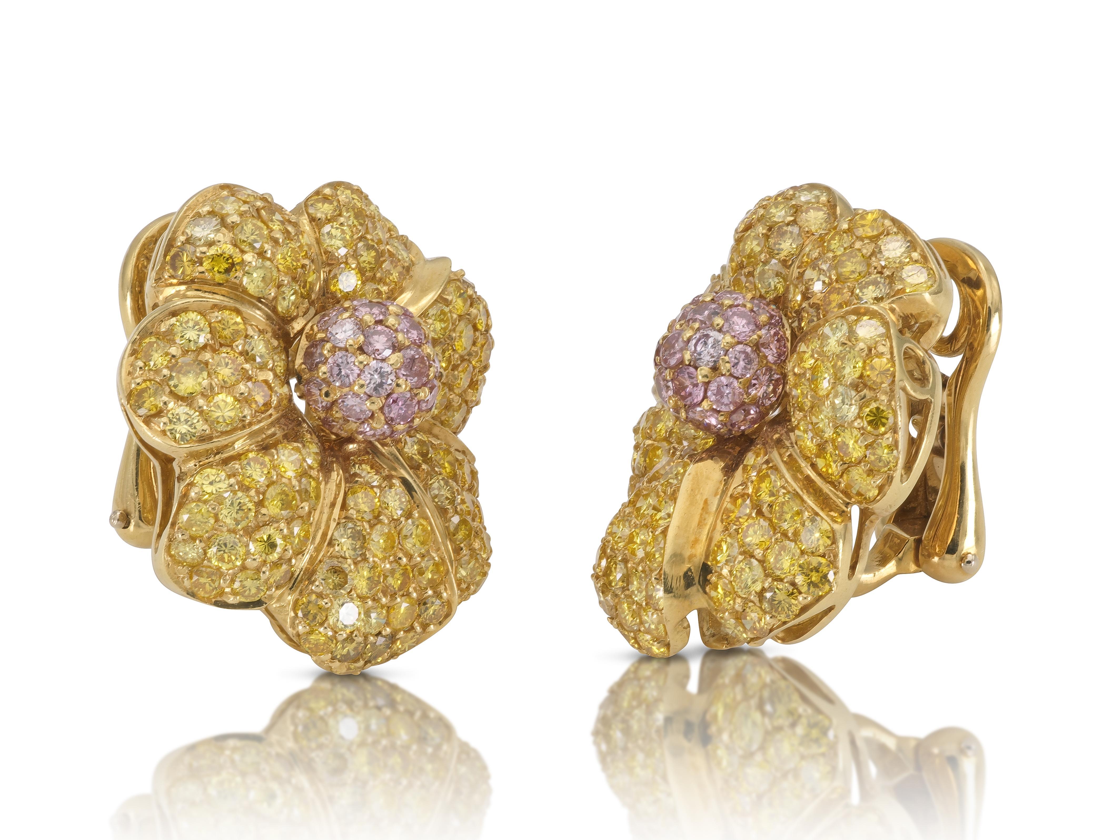 Finemente realizzato in oro giallo 18 carati con diamanti gialli taglio brillante per un totale di circa 5,60 carati e diamanti rosa taglio brillante per un totale di circa 1,20 carati.
Raggio di 1 pollici
Paletti pieghevoli