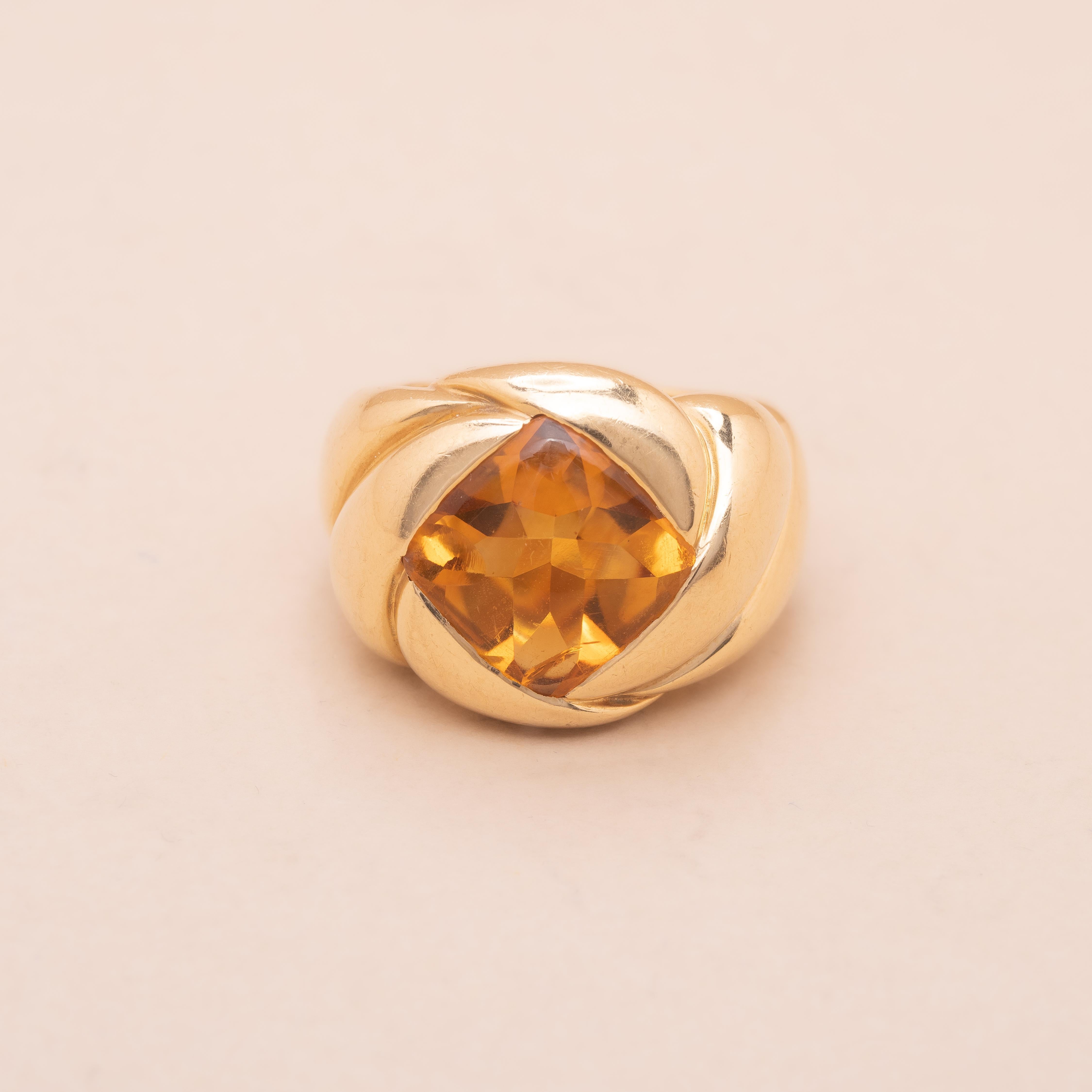 18K gold buff squared-cut citrine dome ring. 

Small wears and tears

French craftsmanship from the nineties 

Eagle's head hallmark and maker's hallmark from Lyon, France

Estimated weight of the citrine : around 6.80 carats

Width : 18.10mm

Ring