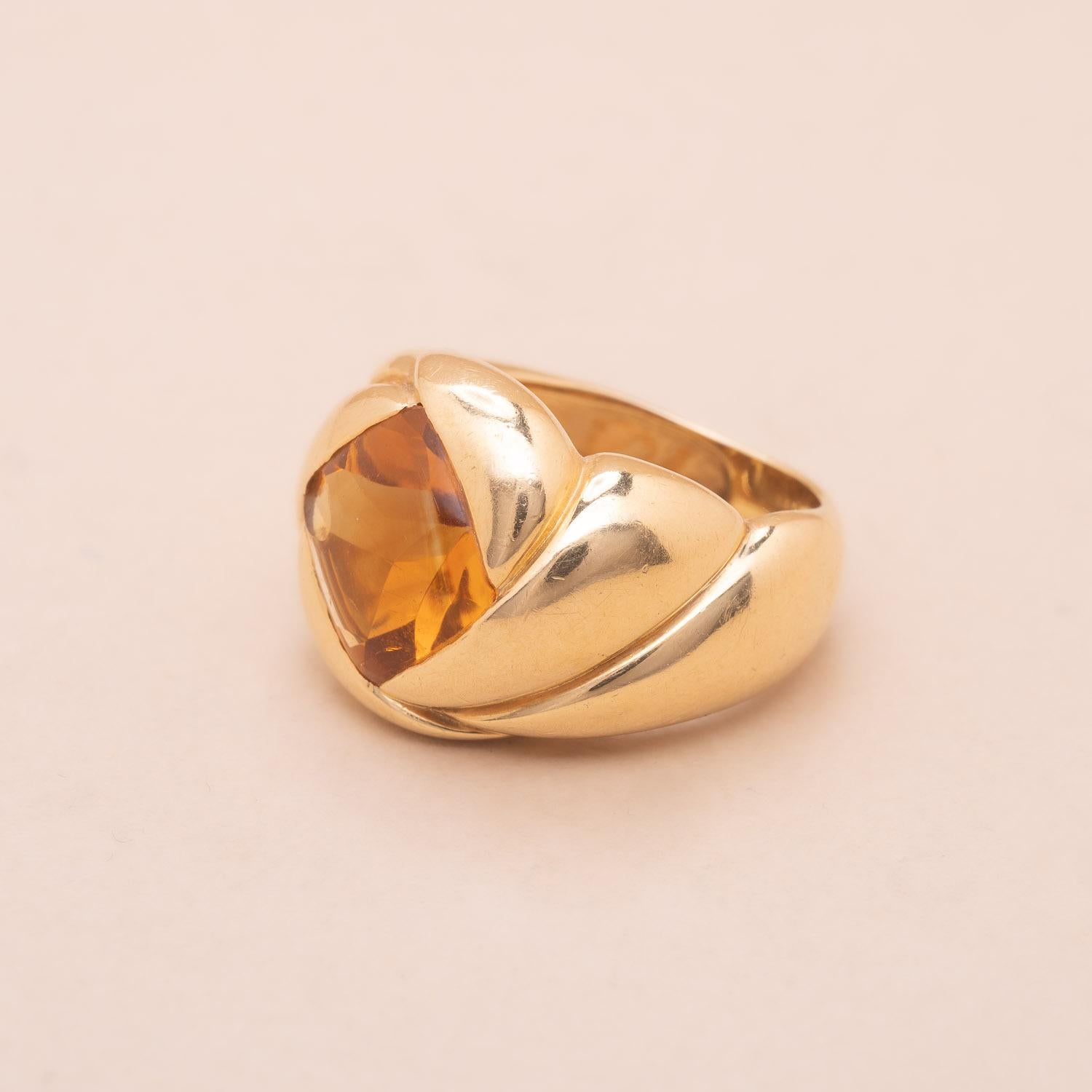 Cabochon 6.80 carats Citrine 18K Gold Dome Ring For Sale