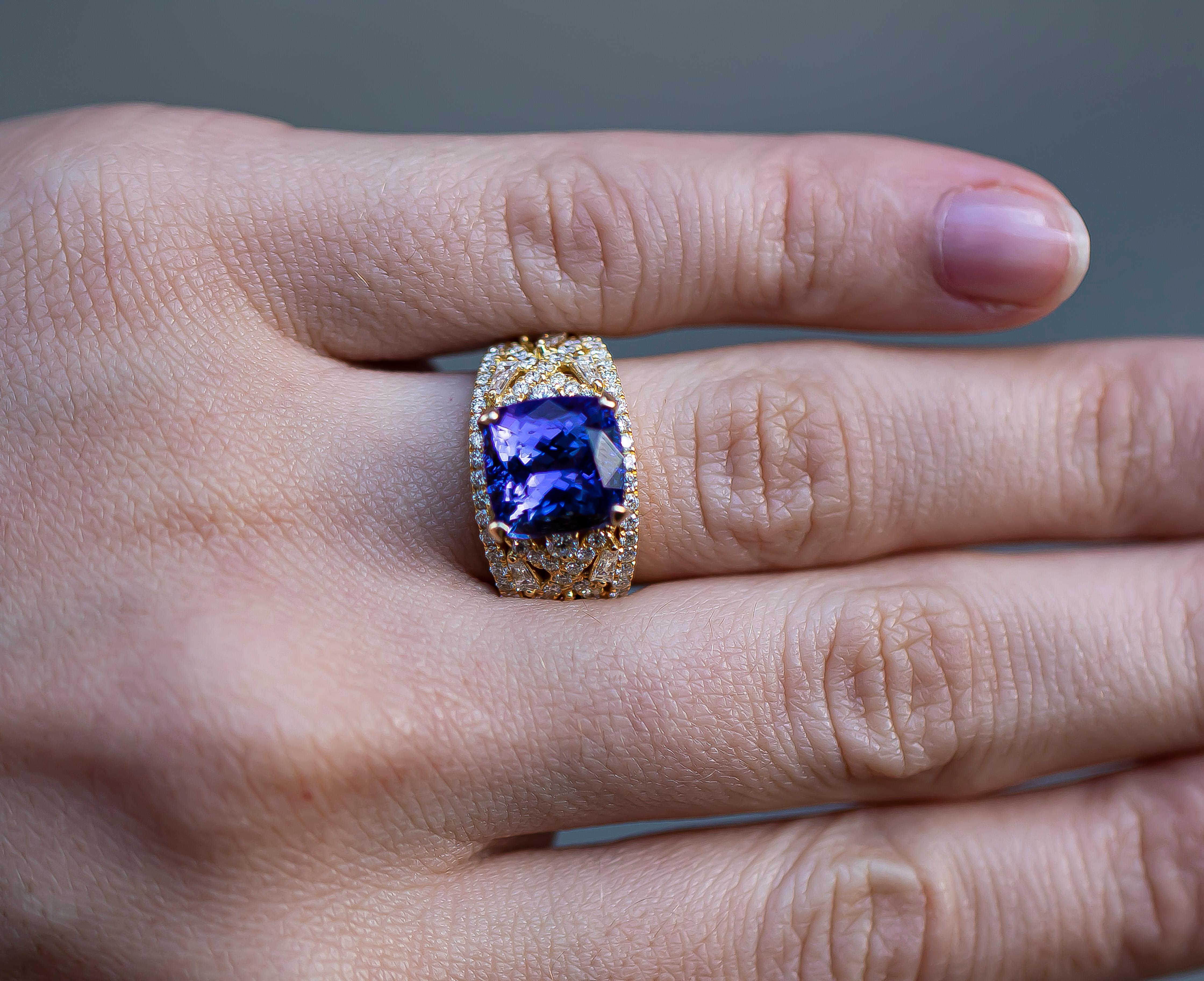 No Heat Tanzanite = 3.85 carat
Diamonds = 2.59 carats
( Color: F, Clarity: VS )
Metal = 18K Yellow Gold
Ring Size = 6 1/2
Complimentary Resizing Available
Jewelry Gift Box Included