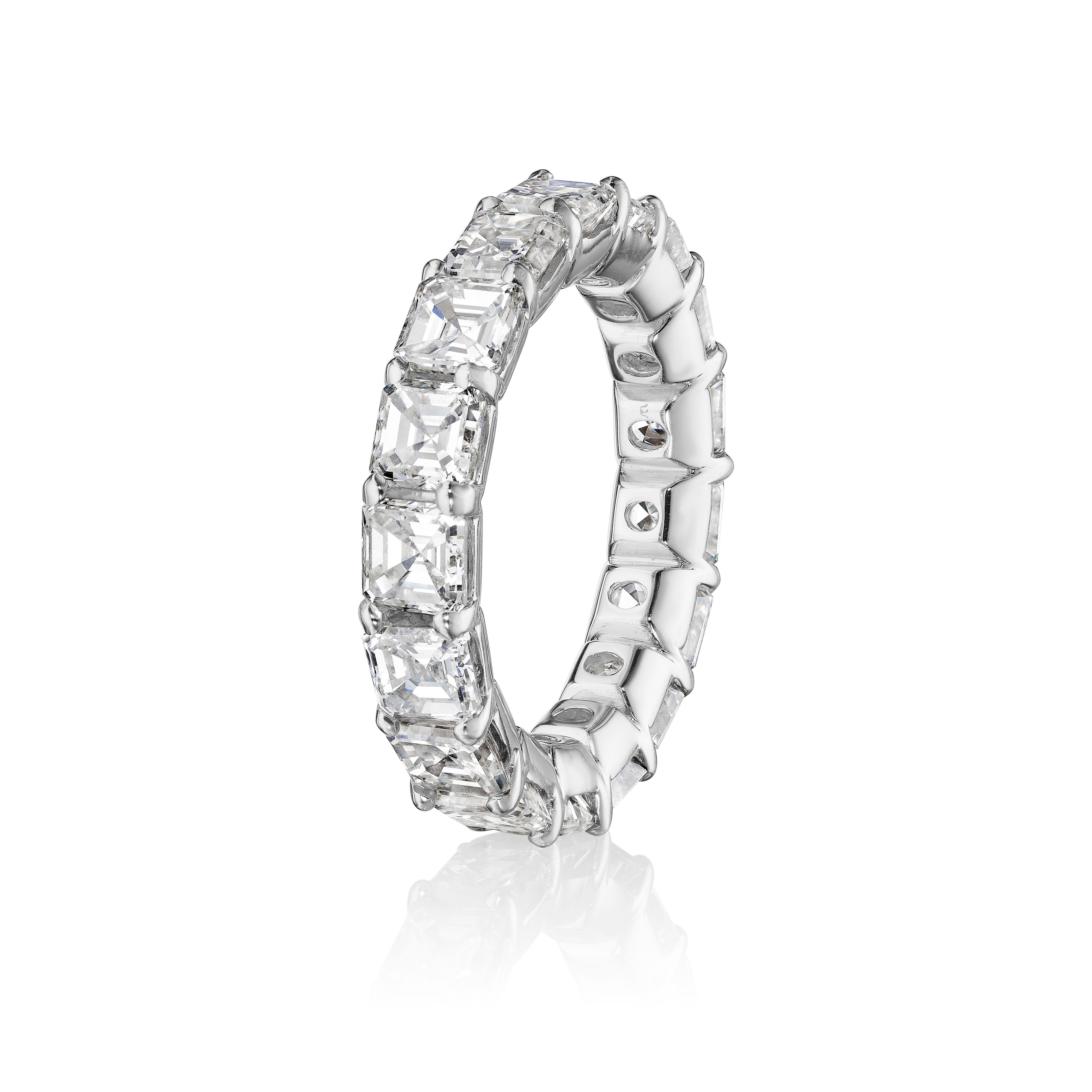 6.80ct Asscher Cut Diamond Eternity Band in 18KT Gold In New Condition For Sale In New York, NY