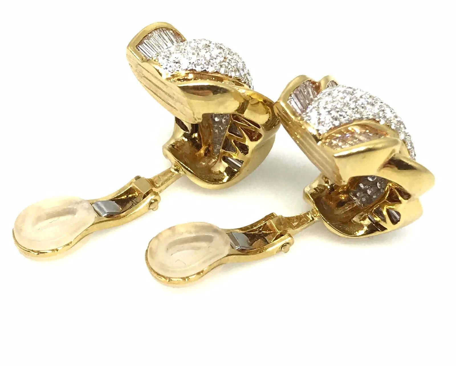6,81 Karat Baguette- und Pave-Diamant-Halbreif-Ohrringe aus 18 Karat Gelbgold Damen im Angebot