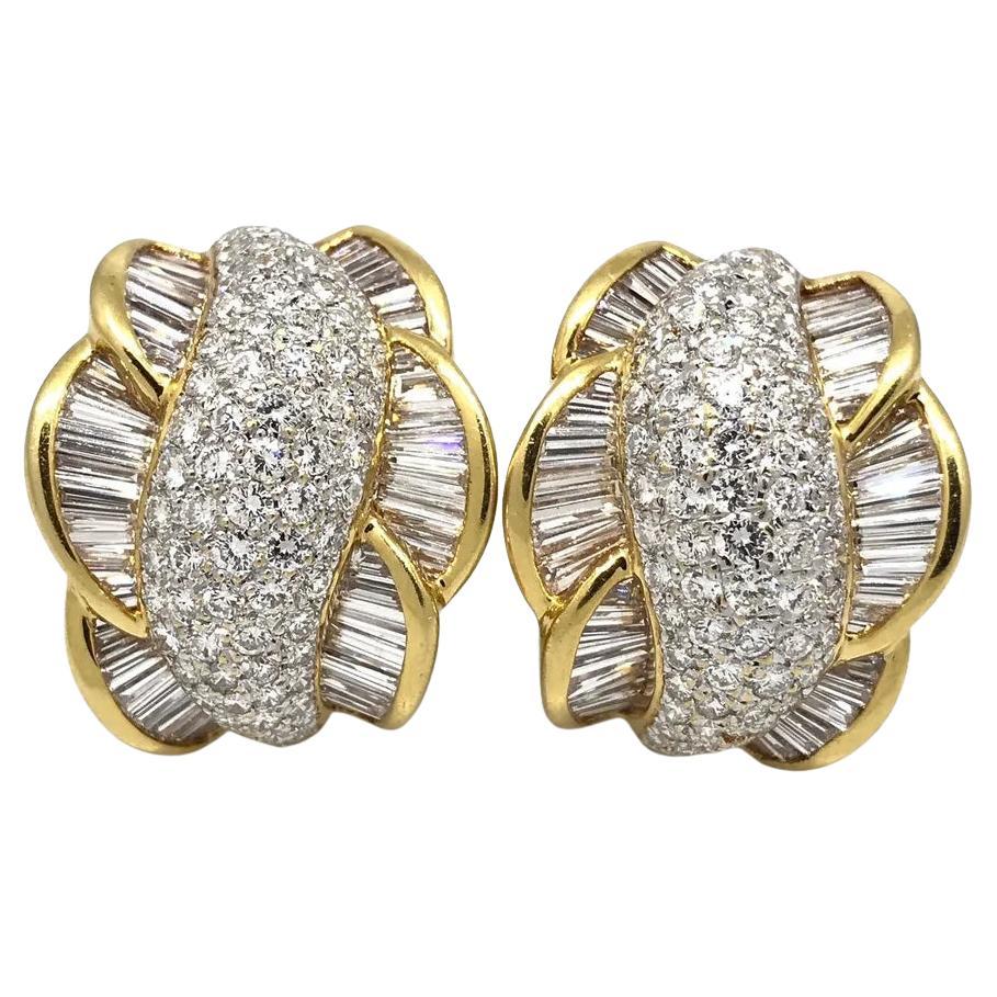 Boucles d'oreilles en or jaune 6.81 carats avec diamants baguettes et pavés