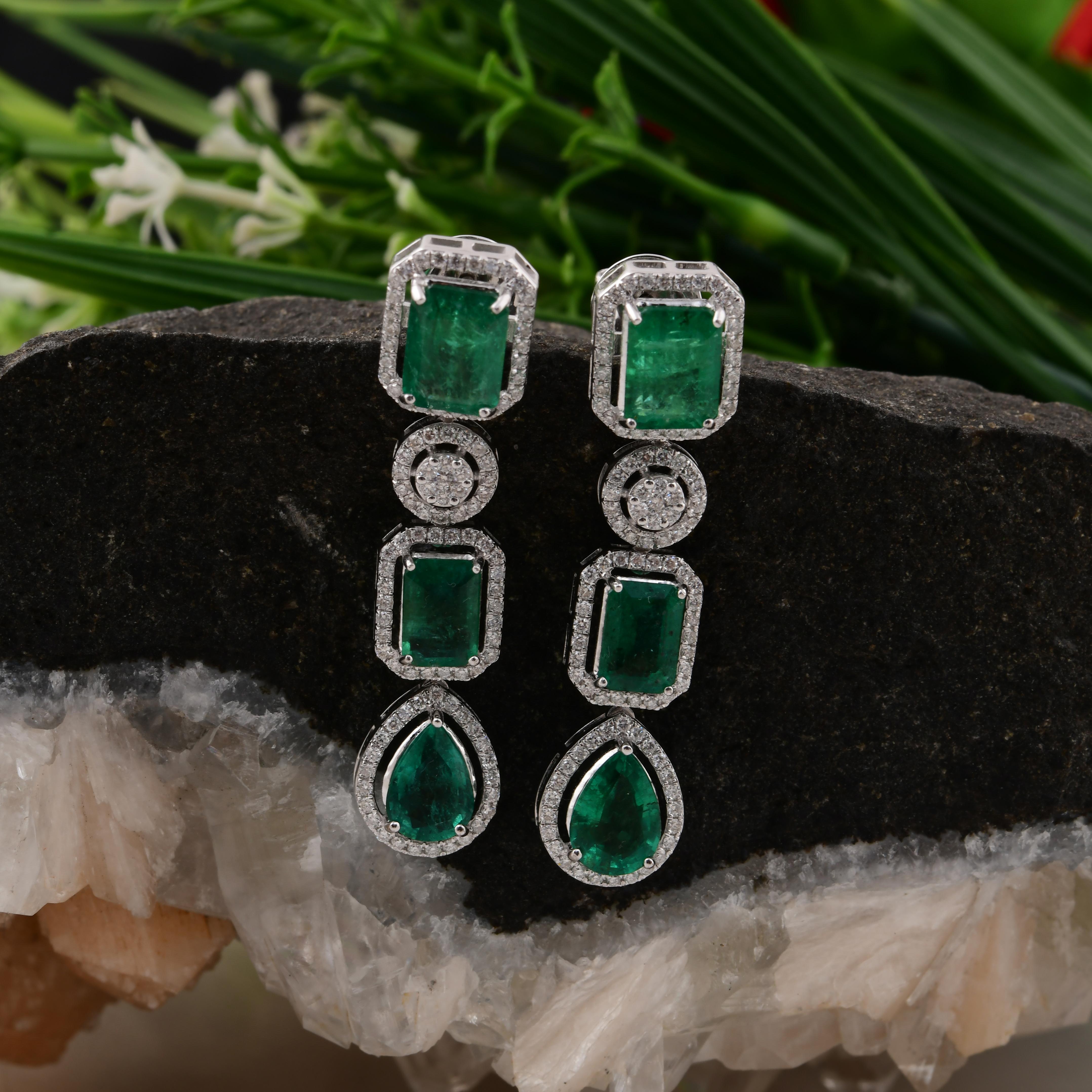 Moderno Smeraldo dello Zambia da 6,81 carati e diamante SI/H da 0,90 carati, orecchini in oro bianco da 14 carati in vendita