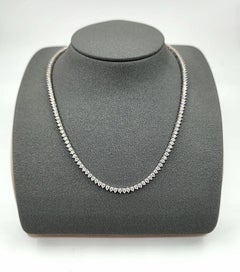 Llamativo collar de tenis de diamantes en platino de 6,81 quilates