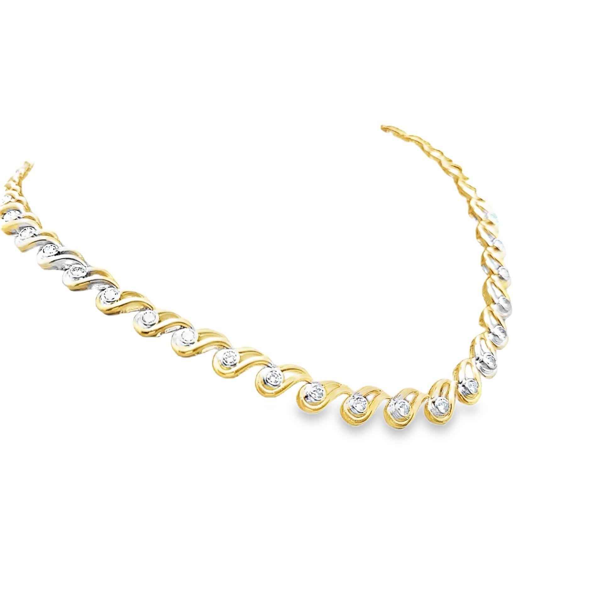 Un collier élégant et moderne composé de 6,82 carats de diamants ronds de taille brillant. Chaque diamant est serti dans des montures en or jaune qui s'assemblent les unes aux autres. Une version moderne du collier de tennis classique, réalisée en