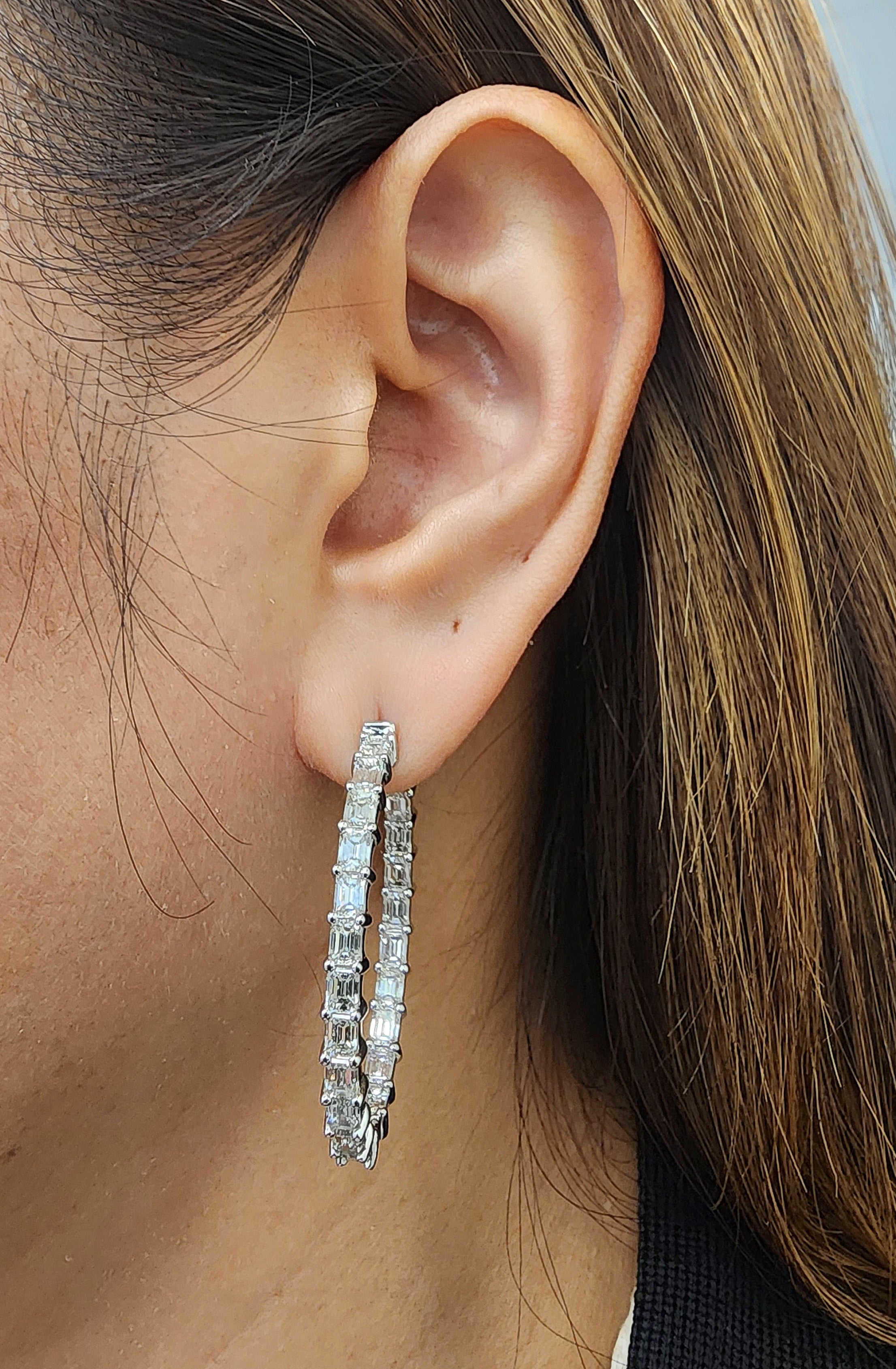 Pendientes de aro de diamantes talla esmeralda de 6,82 ct en venta