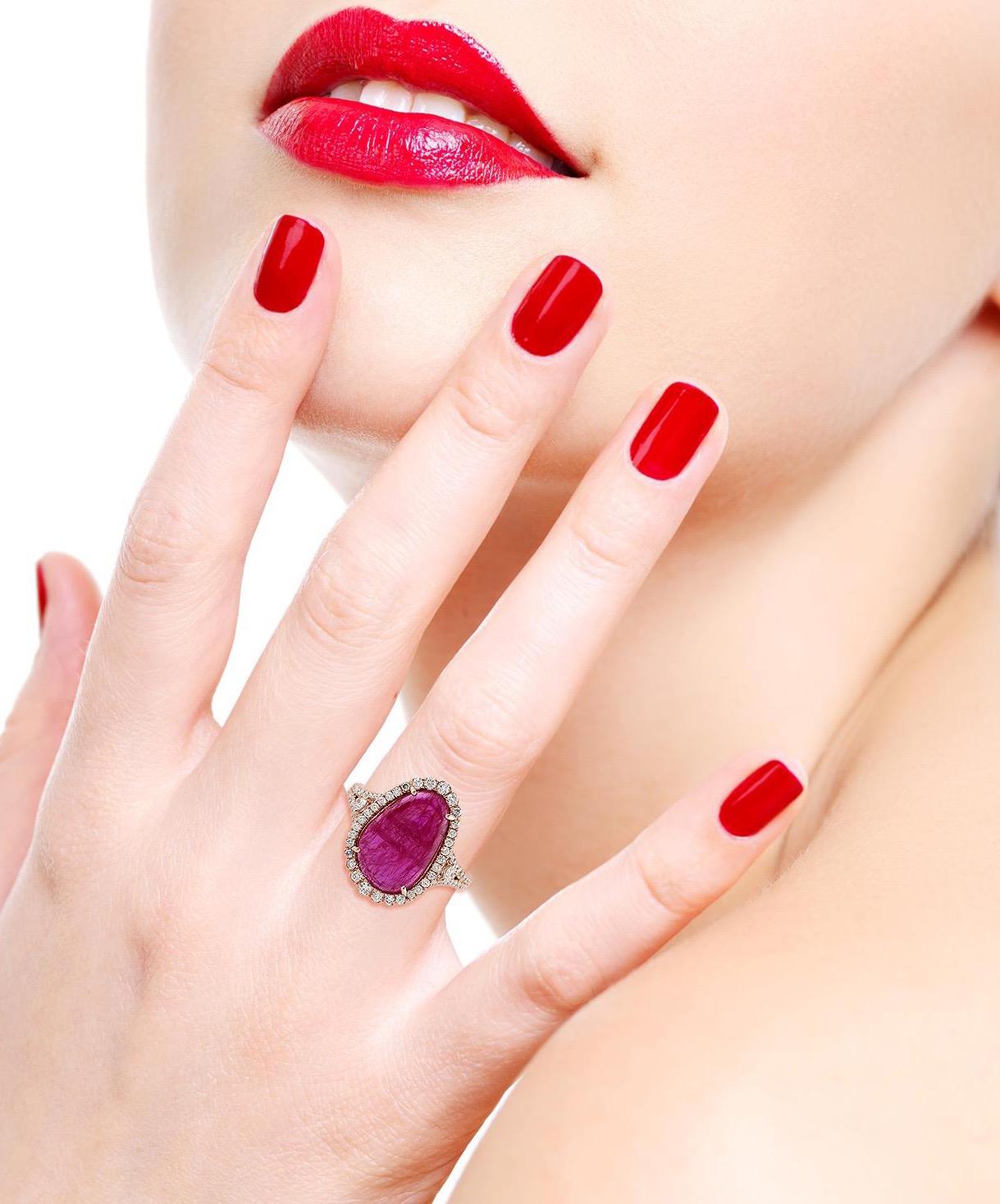 Taille cabochon Bague en or jaune 18 carats avec diamants et rubis de 6,83 carats en vente