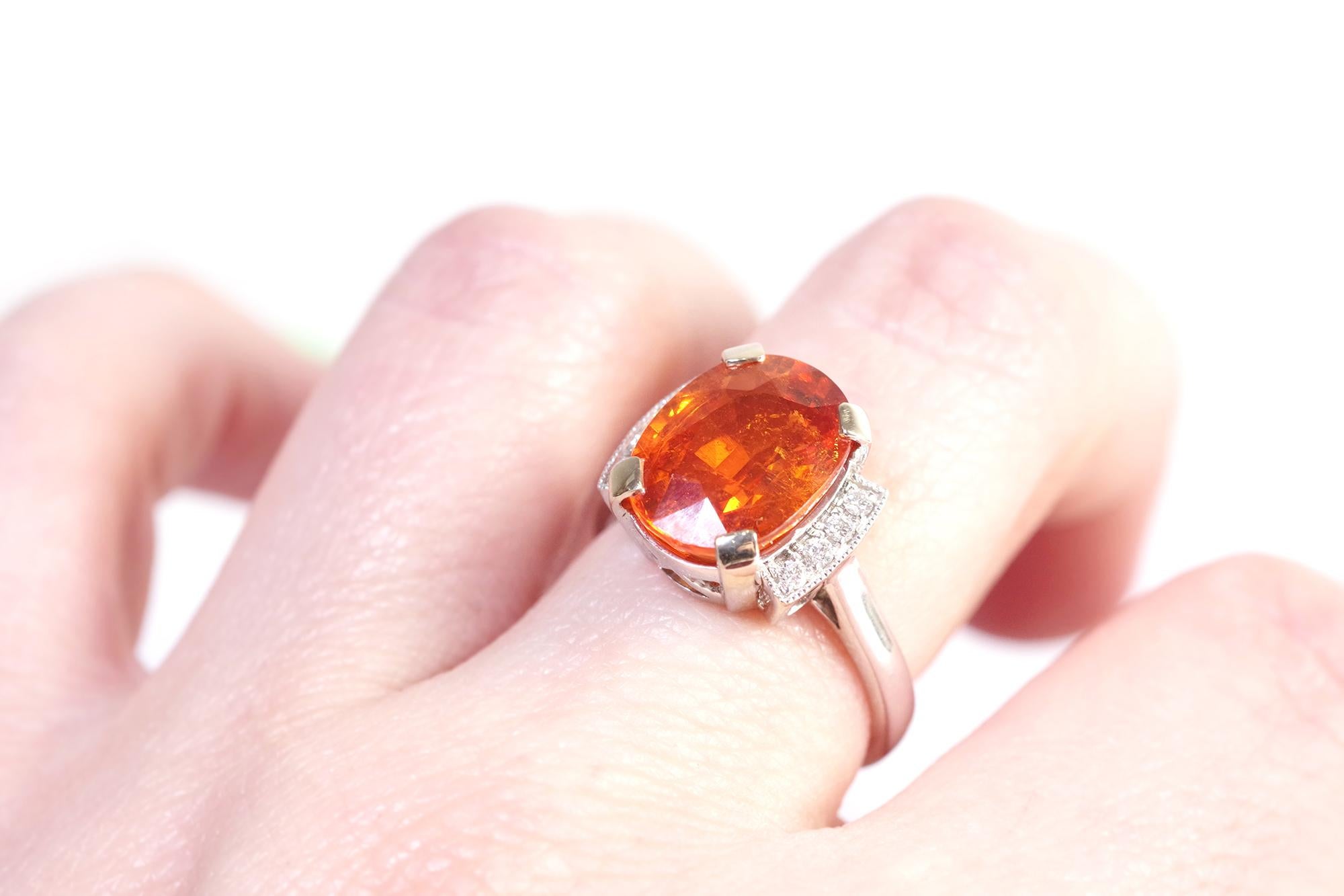 da uomo o donna Anello con granato Spessartit da 6,84 carati e diamante in oro bianco 18 carati in vendita