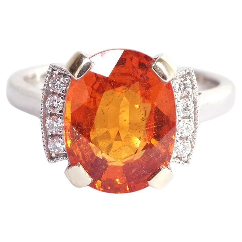 Anello con granato Spessartit da 6,84 carati e diamante in oro bianco 18 carati in vendita