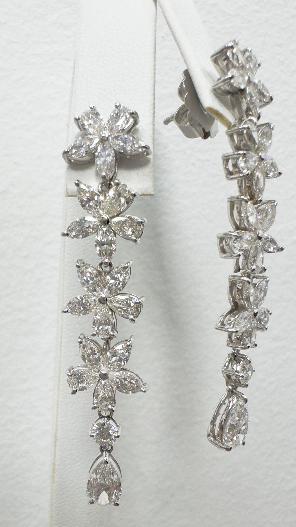 Metallo: oro 18 carati
Taglio del diamante: Diamanti naturali a pera, marquise e rotondi
Carati totali dei diamanti: 6,84 (44 diamanti, 0,15 carati in media ciascuno)
Chiarezza del diamante: VS
Colore del diamante: F
Colore: oro bianco

Incluso
