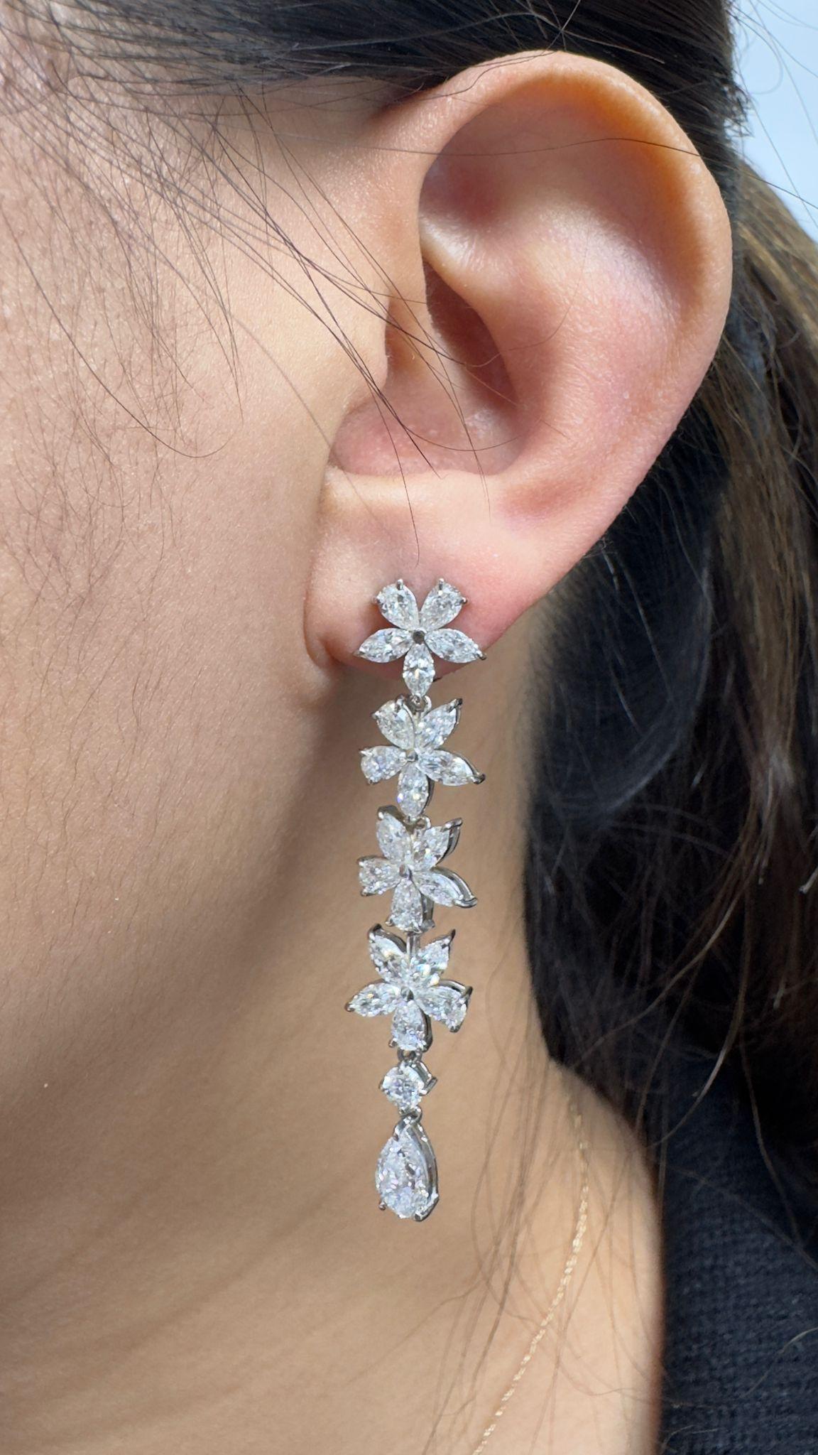 Orecchini pendenti in oro bianco 18K con pera, marquise e diamanti rotondi da 6,84 carati In condizioni Nuovo in vendita a Los Angeles, CA