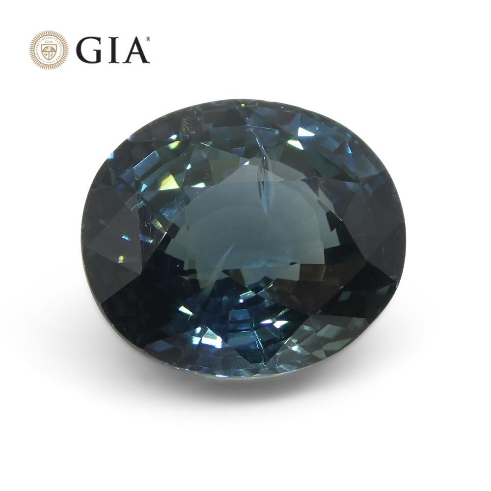 Se trata de un impresionante zafiro certificado por la GIA 
    
 El informe de la GIA dice lo siguiente: 
 Número de informe GIA: 2211851250  
Forma: Oval  
Estilo de corte:   
Estilo de corte: Corona: Talla Brillante Modificada  
Estilo de corte: