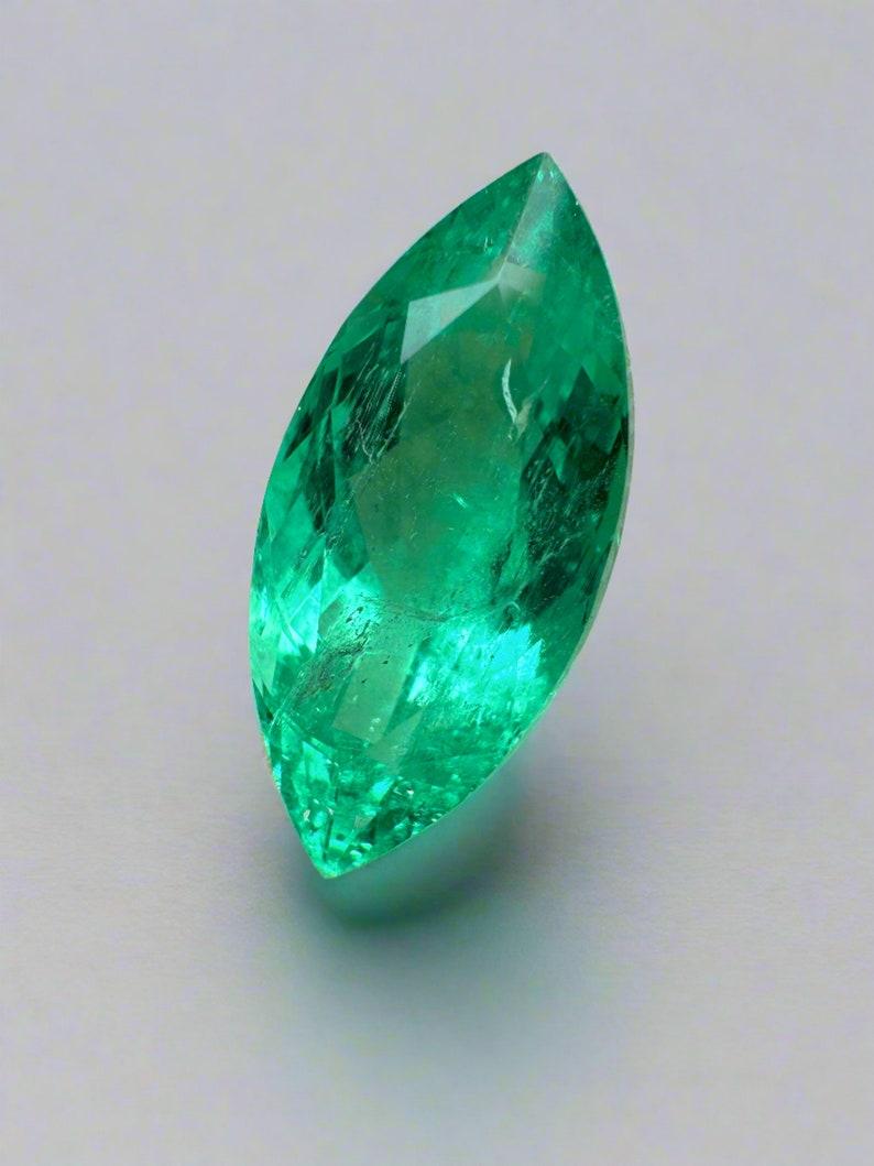 Stein: Smaragd
Gewicht: 6,84 Karat
Form: Marquise-Schliff
Klarheit: Transparent
Lüster: Ausgezeichnet
Farbe: Vivid Muzo Green
Abmessungen: 18,48 mm x 8,86 mm x 7,46 mm
Geografische Herkunft: Kolumbien
Behandlung: Natürlich, Ölen

Bemerkungen: