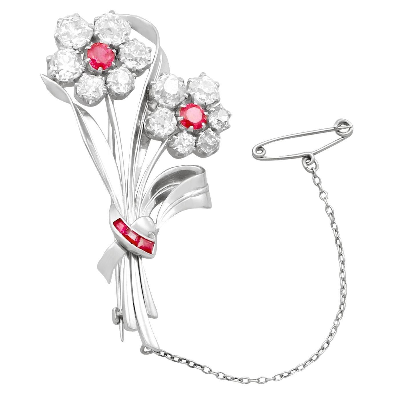 6,85 Karat Diamant-Rubin-Blumenstrauß-Brosche im Angebot