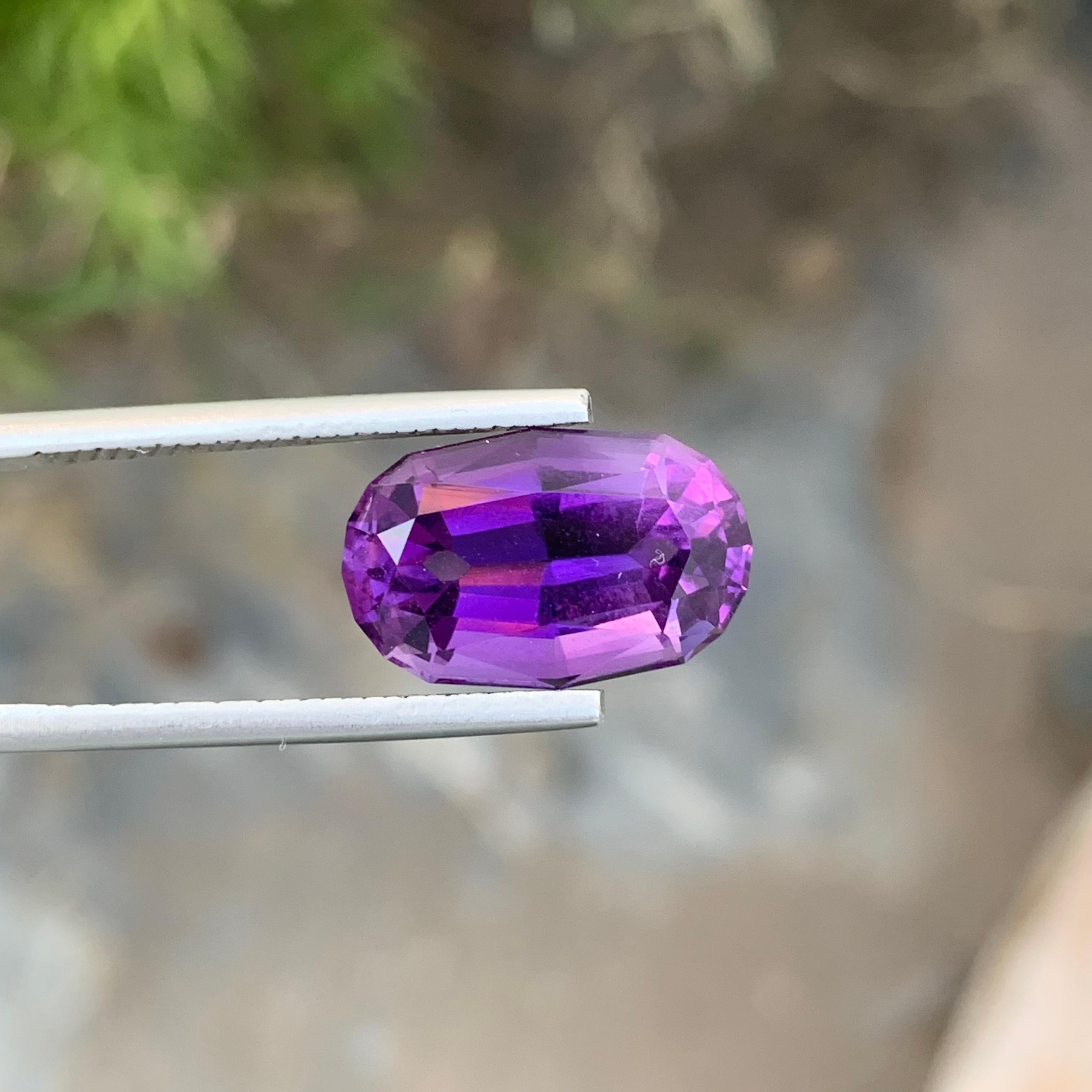 6,85 Karat natürlicher loser Amethyst in ovaler Form aus brasilianischem Minenschliff (Ovalschliff) im Angebot
