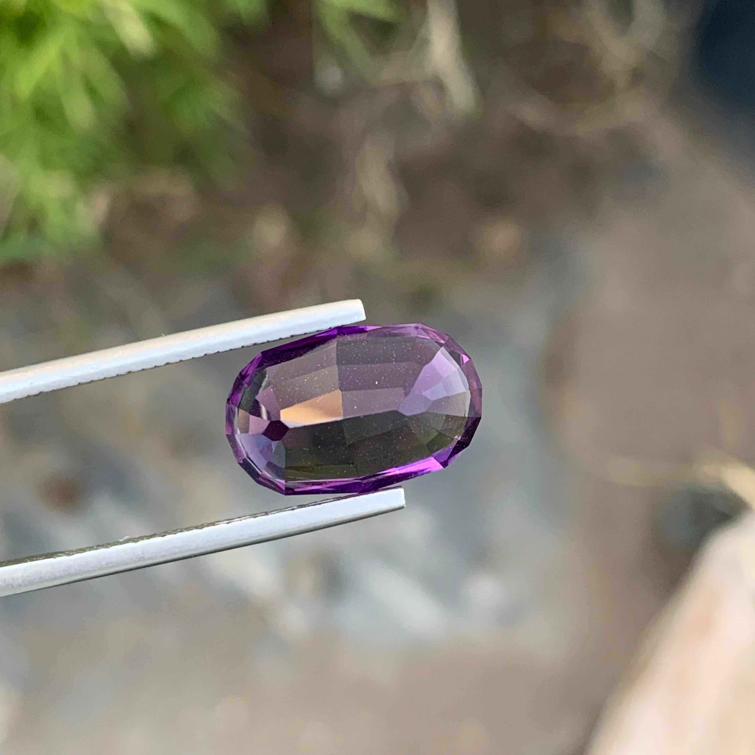 6,85 Karat natürlicher loser Amethyst in ovaler Form aus brasilianischem Minenschliff für Damen oder Herren im Angebot