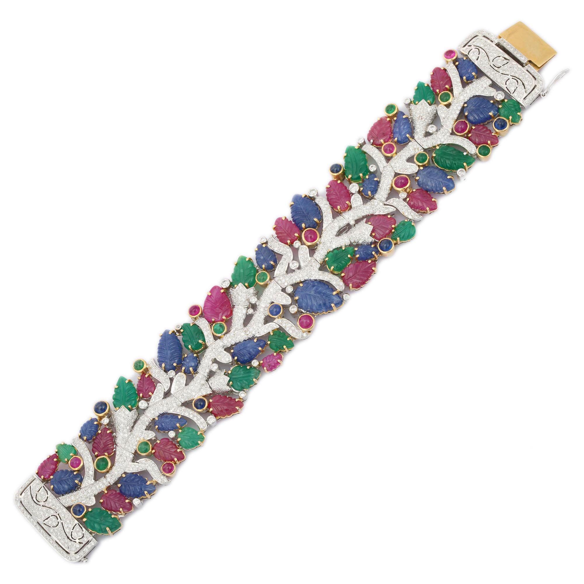 Ce bracelet en or 18 carats de 68,50 ct Emerald Ruby Sapphire met en valeur 71 émeraudes, rubis et saphirs naturels d'un poids de 68,5 carats, étincelants à l'infini. Il mesure 7.5 pouces de long. 
L'émeraude renforce les capacités intellectuelles